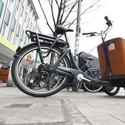 Ein Lastenrad parkt auf der Severinstraße.