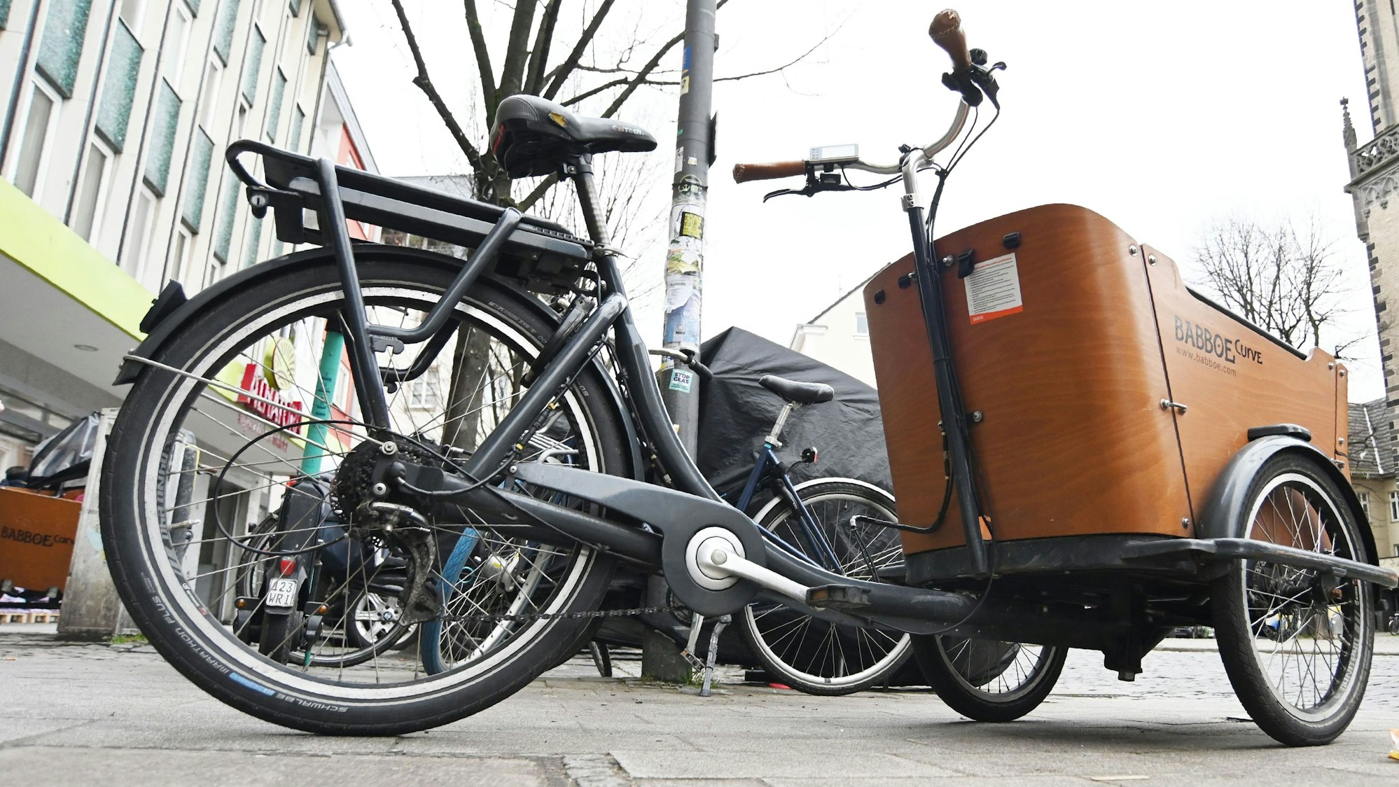 Ein Lastenrad parkt auf der Severinstraße.