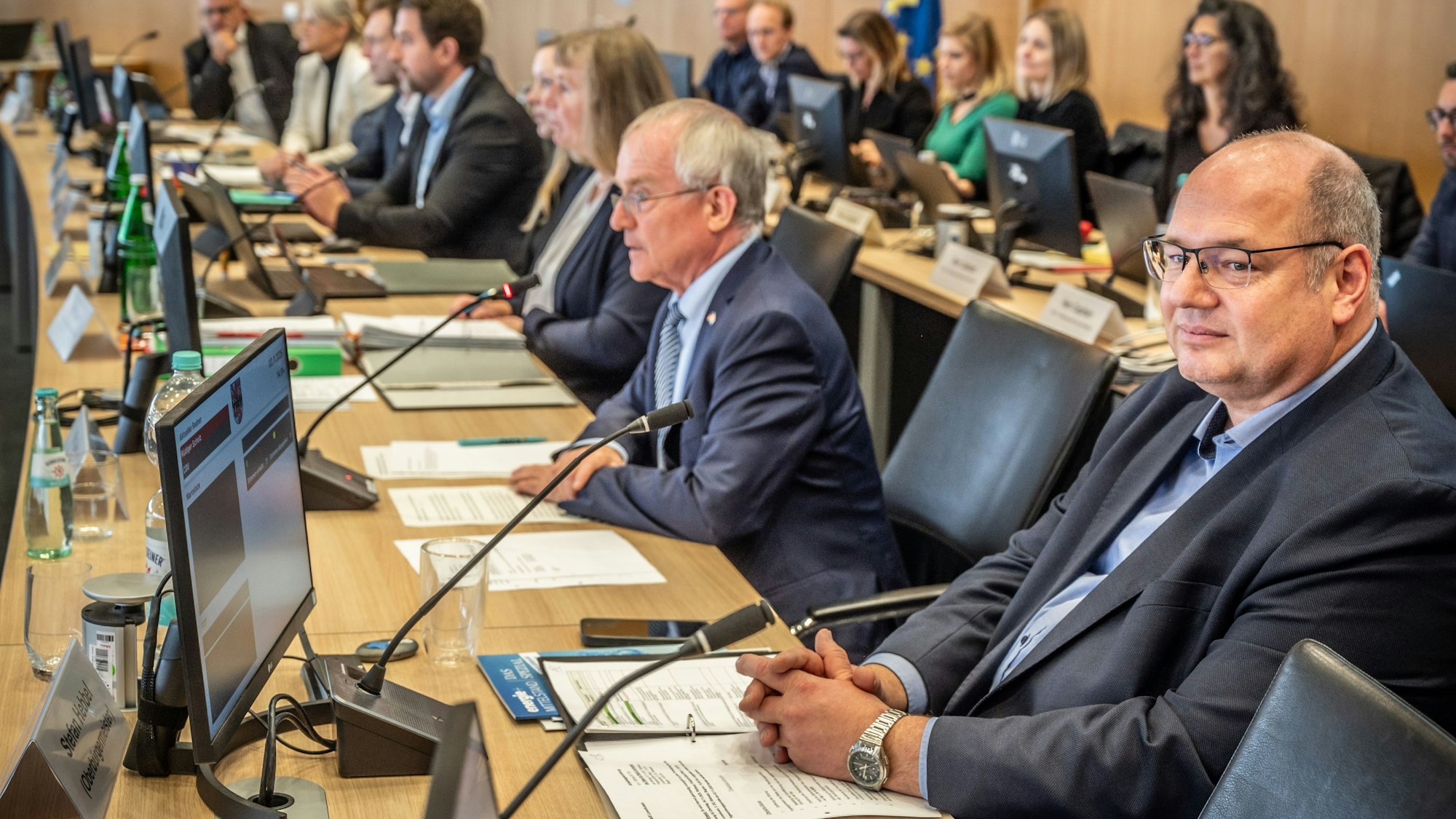 Konstituierende Ratssitzung mit Amtseinführung Stefan Hebbel durch den Alterspräsident . Bild: Ralf Krieger