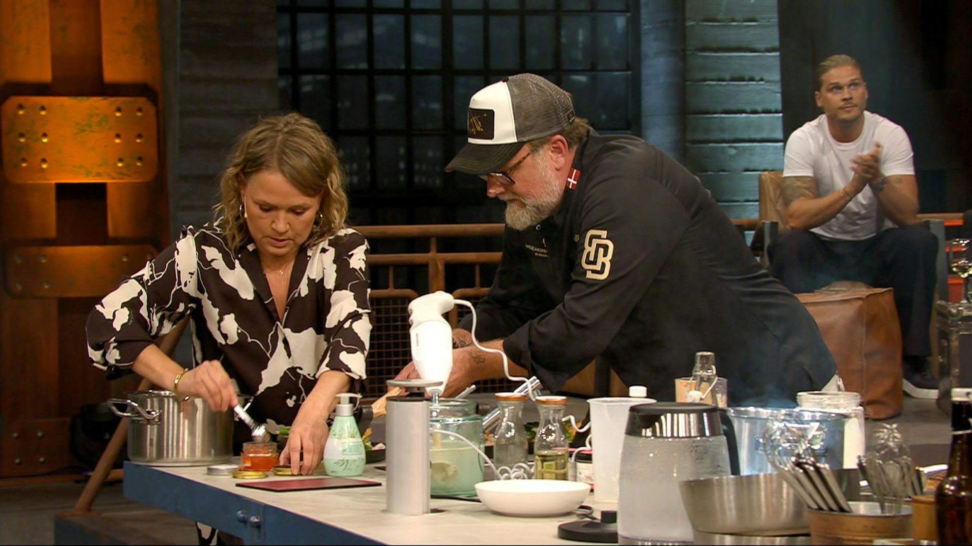 Moderatorin und Schauspielerin Nova Meierhenrich und ihr Lebensgefährte Brian Bojsen forderten Henssler zu „Stjerneskud Smørrebrød“ heraus. (Bild: RTL)