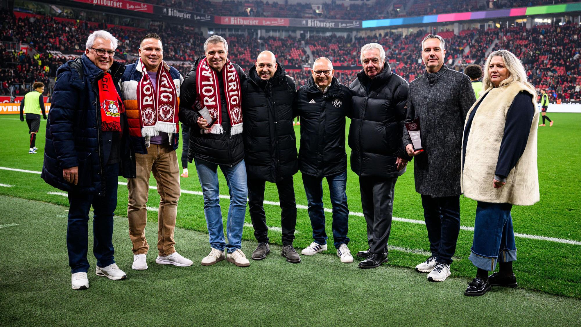 Die Verantwortlichen der ausgezeichneten Vereine wurden am Spielfeldrand der Bay-Arena empfangen.