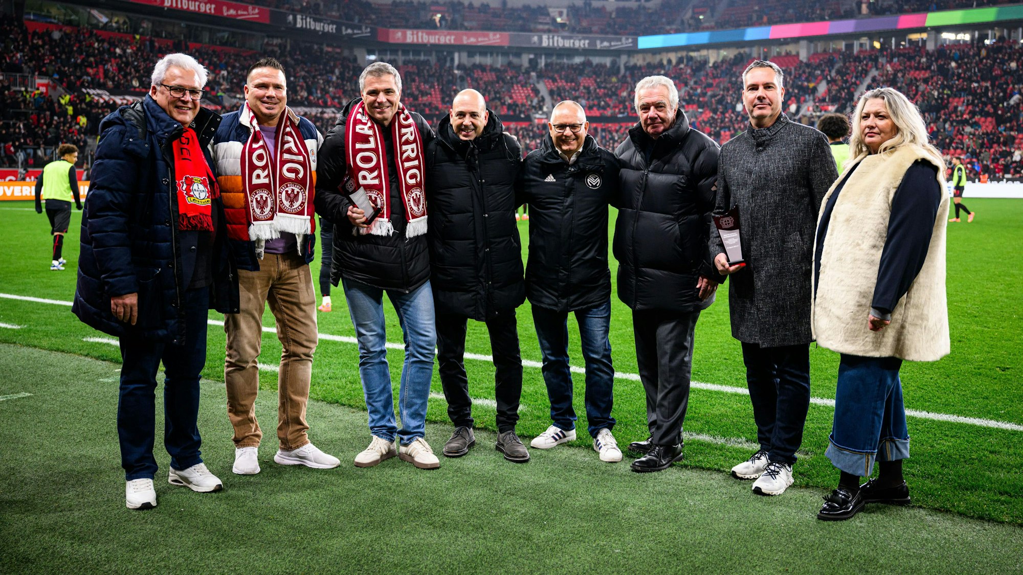 Die Verantwortlichen der ausgezeichneten Vereine wurden am Spielfeldrand der Bay-Arena empfangen.