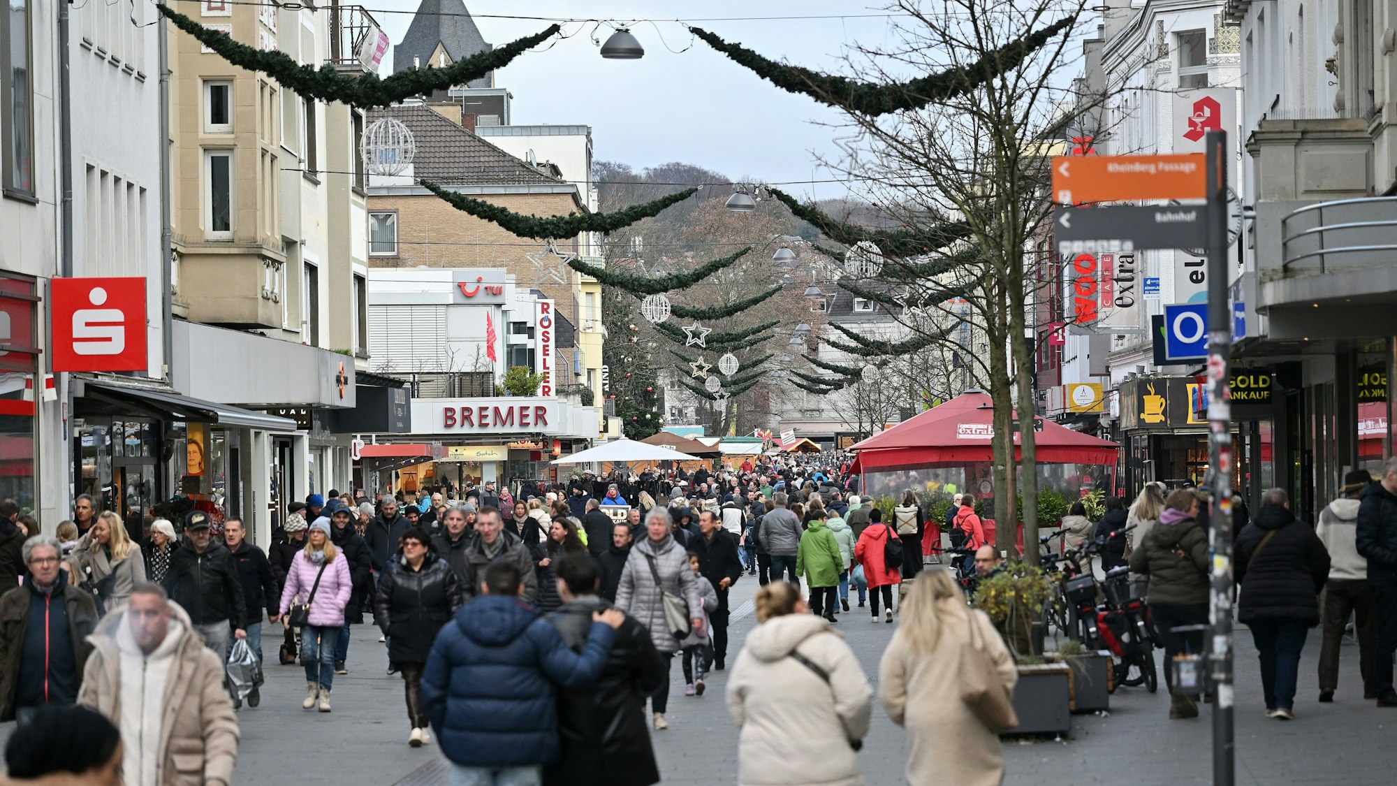 Viele Menschen laufen durch die Fußgängerzone in Bergisch Gladbach.