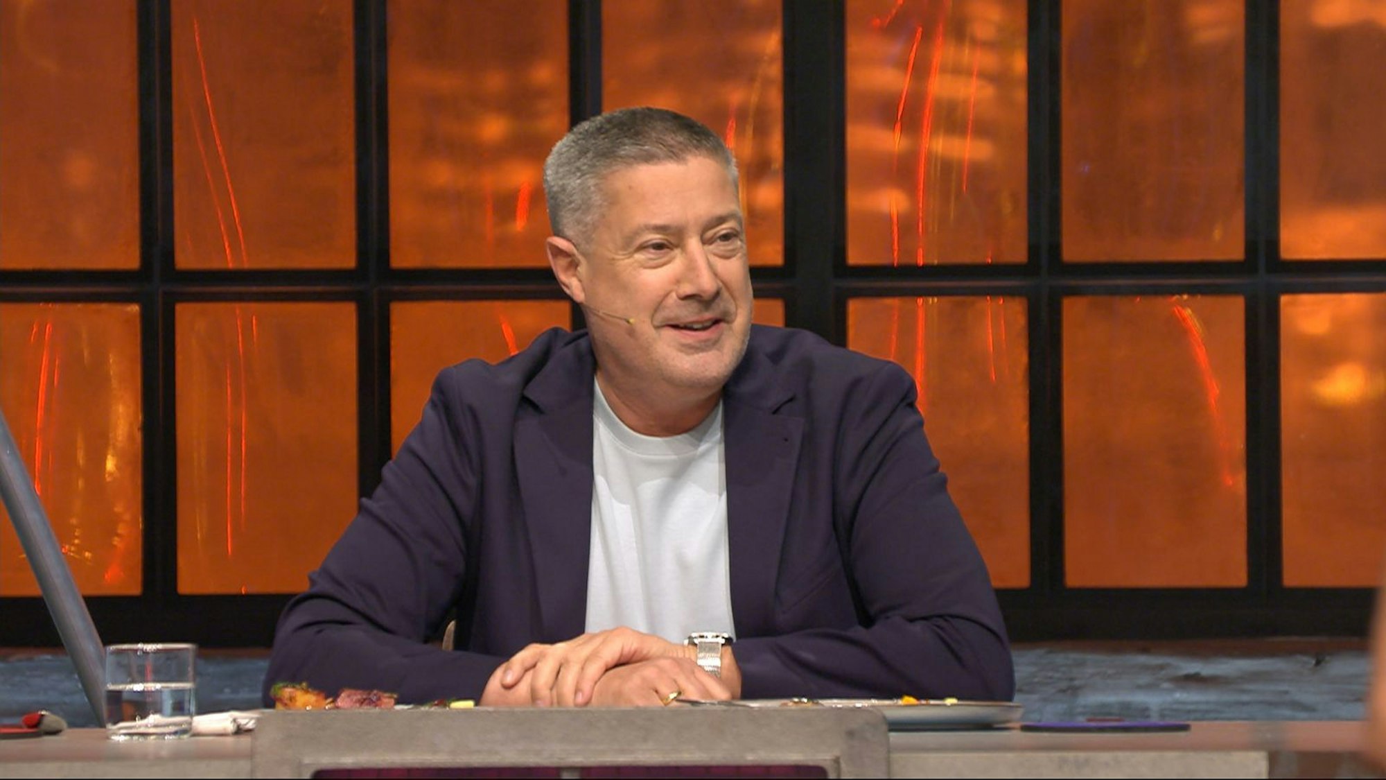 Gastjuror Joachim Llambi machte sich Sorgen: „Wenn Lafer den Gang verliert, müssen wir flüchten. Der ist hinter uns her. Ich seh uns schon rennen.“ (Bild: RTL)