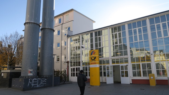 Die Postbank-Filiale Venloer Straße 231b nutzen viele Ehrenfelder auch für Brief- und Paketdienstleistungen.