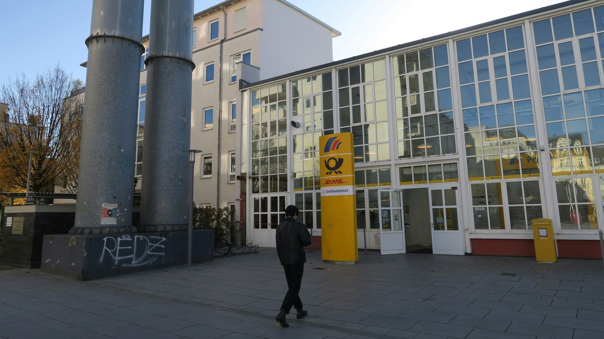 Die Postbank-Filiale Venloer Straße 231b nutzen viele Ehrenfelder auch für Brief- und Paketdienstleistungen.