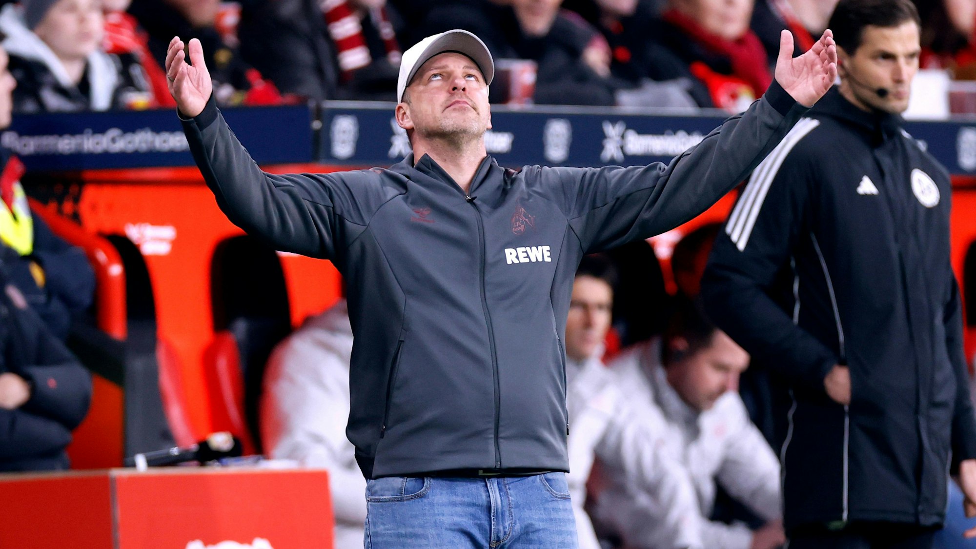 KWASNIOK Lukas Trainer Team 1.FC Koeln DFL Bundesliga Saison 2025-2026 Spiel Bayer 04 Leverkusen - 1.FC Koeln 2 : 0 am 13.12. 2025 in Leverkusen DFL REGULATIONS PROHIBIT ANY USE OF PHOTOGRAPHS as IMAGE SEQUENCES and/or QUASI-VIDEO *** KWASNIOK Lukas Coach Team 1 FC Koeln DFL Bundesliga Season 2025 2026 Match Bayer 04 Leverkusen 1 FC Koeln 2 0 on 13 12 2025 in Leverkusen DFL REGULATIONS PROHIBIT ANY USE OF PHOTOGRAPHS as IMAGE SEQUENCES and or QUASI VIDEO Copyright: xLacixPerenyix