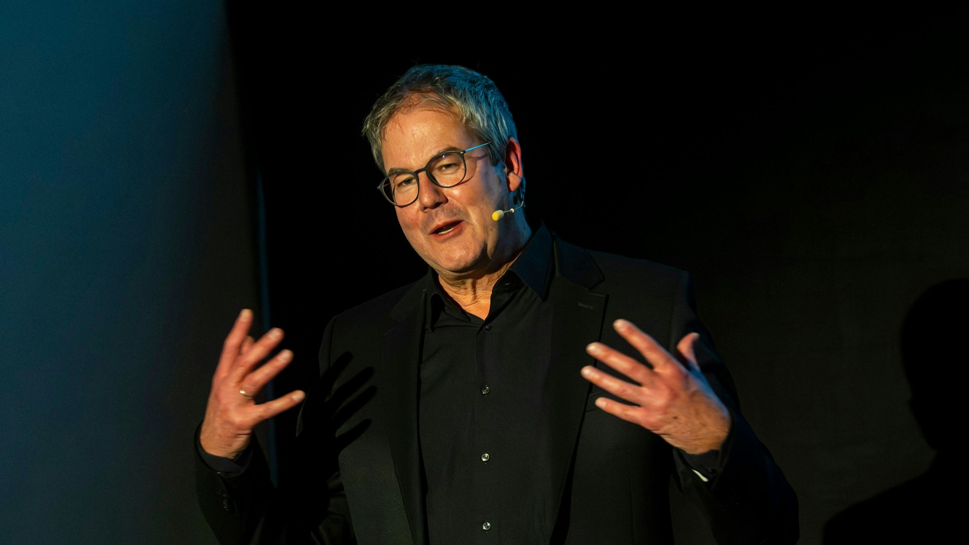 Ein Porträt des Pfarrers.