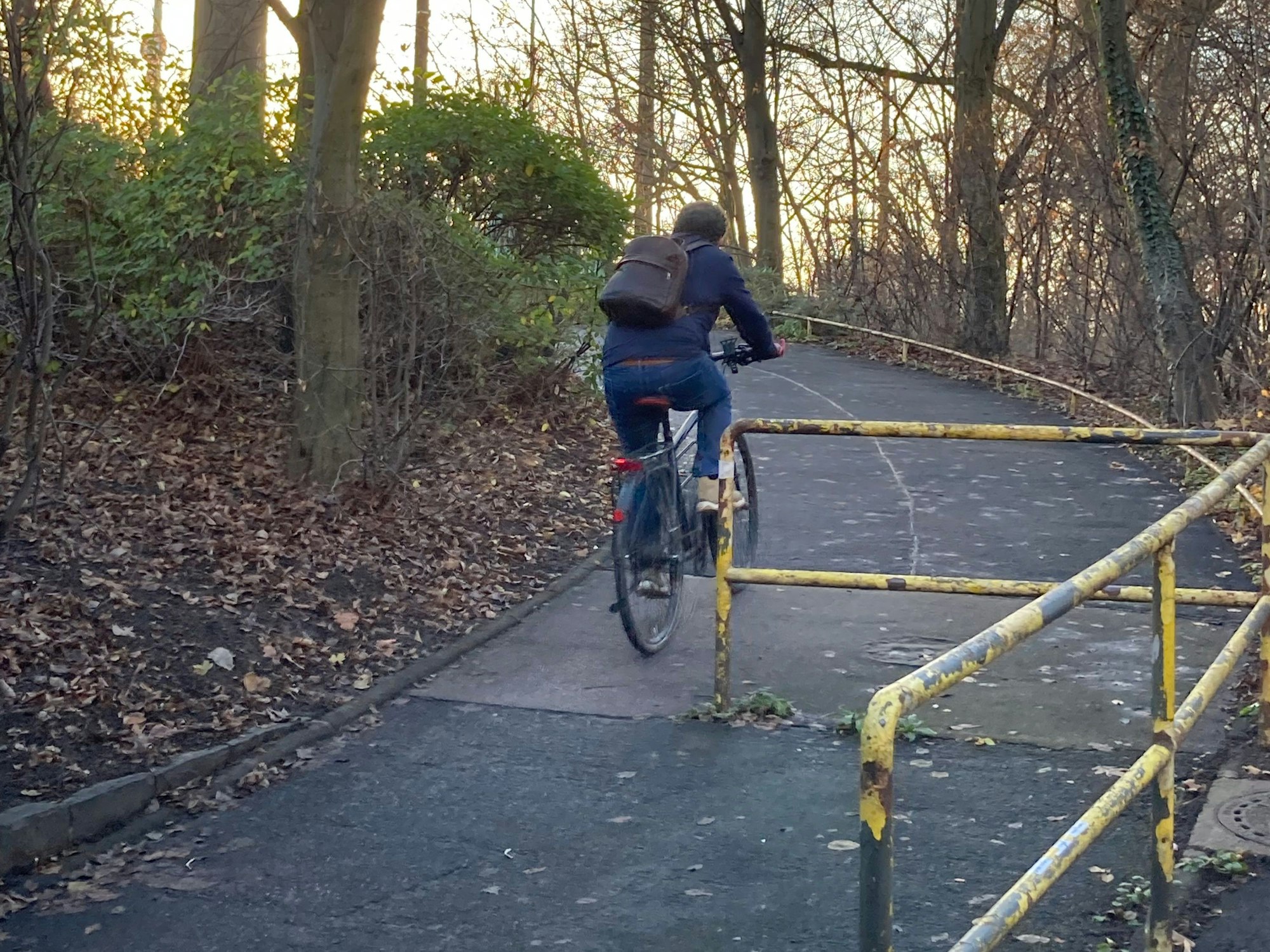 Die rechtsrheinische Rampe zur Severinsbrücke, die im Antrag als „deutlich zu steil“ bezeichnet wird.