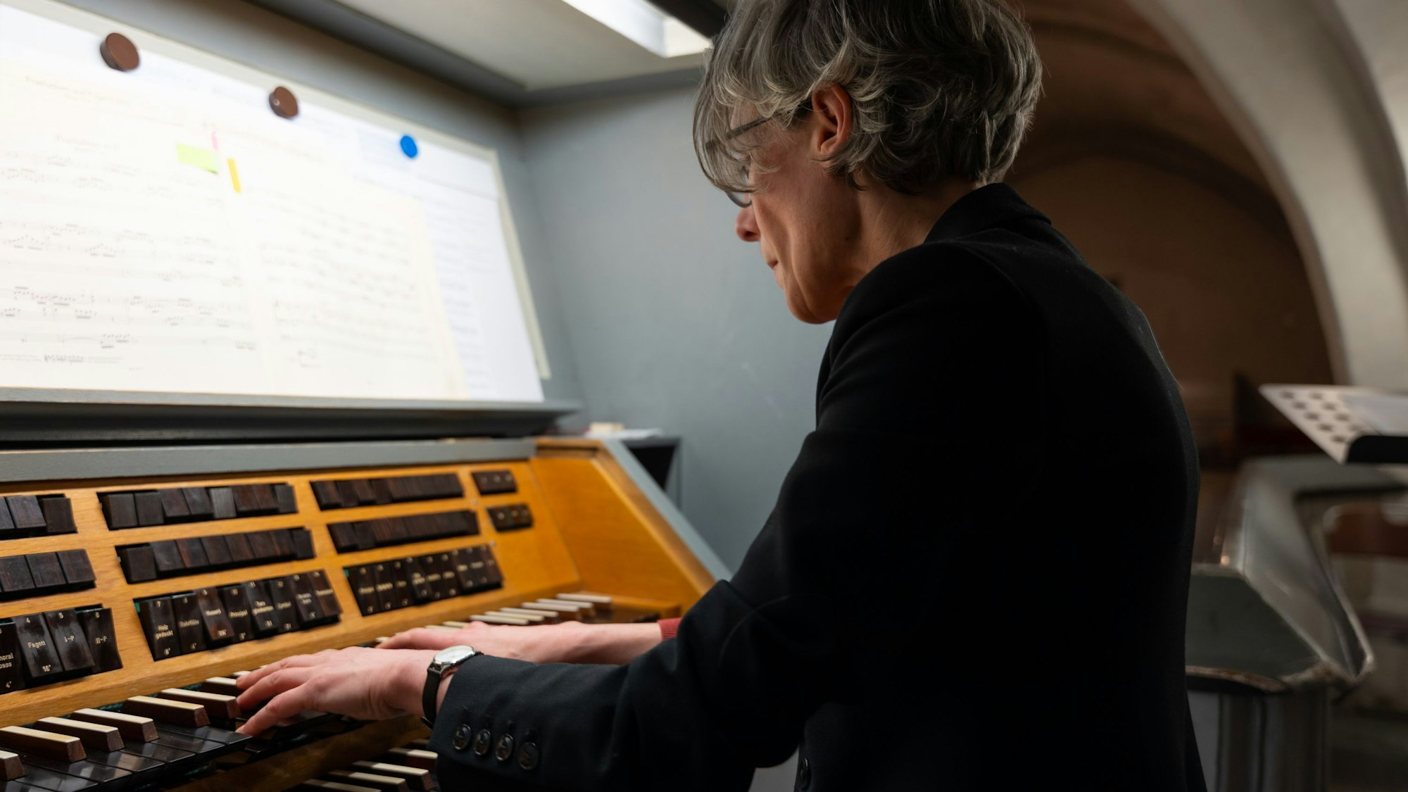 An der Orgel: Kreiskantorin Annemarie Sirrenberg konzertierte in der evangelischen Altstadtkirche Bergneustadt und lud auch zum Mitsingen ein.