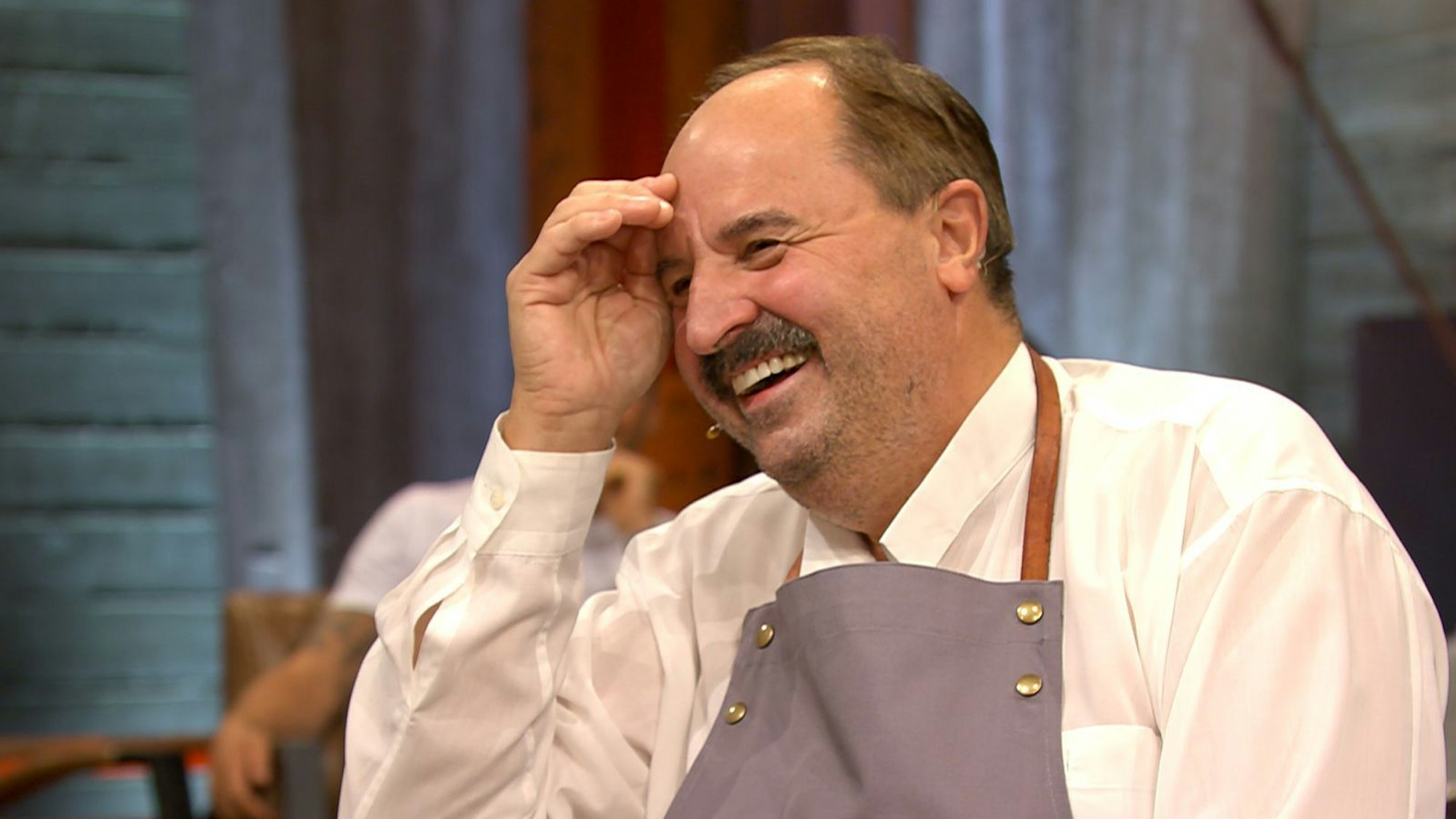 Hensslers Zubereitung von „Zwetschgenknödel mit flambierten Zwetschgen und Most-Sabayon“ kam Lafer bekannt vor: „Das wird eng, der macht genau das Gleiche wie ich.“ (Bild: RTL)