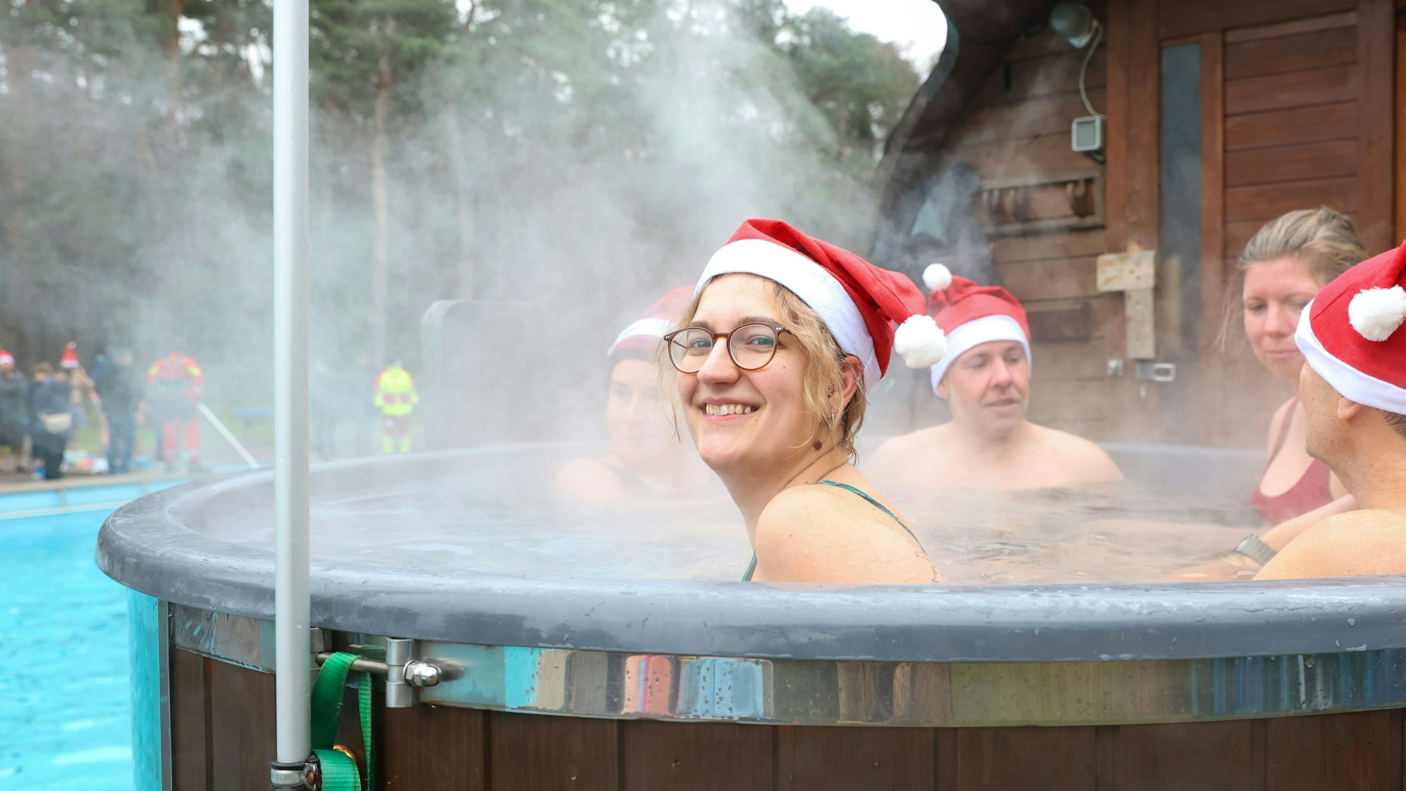 14.12.2025, Köln. Am dritten Advent findet wieder das Eisbaden im Waldbad Dünnwald statt. 330 Menschen sind angemeldet. Unsere Autorin Rika Kulschewski schwimmt mit - eine Reportage. Foto: Martina Goyert