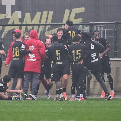 15.11.2025, Fussball: U17, U 17 DFB-Nachwuchsliga, Vorrunde, Gruppe G, Saison 2025/2026, Borussia Moenchengladbach - 1. FC Koeln im Fohlenstadion in Moenchengladbach. Die Koelner Spieler bejubeln das Tor zum 4:2. Foto: Kirchner-Media/Thomas Haesler *** 15 11 2025, Football U17 DFB Youth League, Preliminary Round, Group G, Season 2025 2026, Borussia Moenchengladbach 1 FC Köln at the Fohlenstadion in Moenchengladbach The Cologne players celebrate the goal for 4 2 Photo Kirchner Media Thomas Haesler Copyright: xKirchner-Media/ThomasxHaeslerx