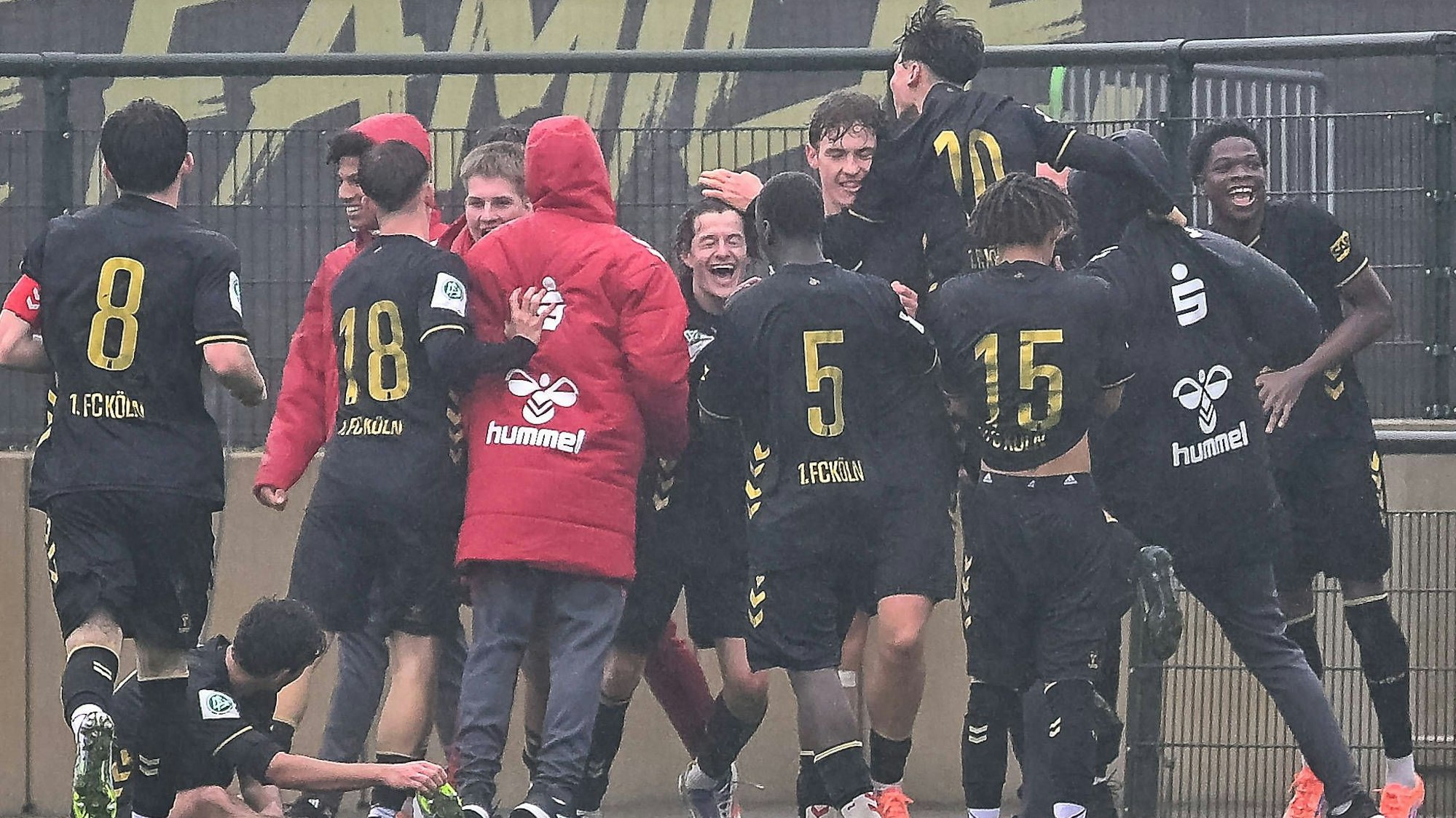 15.11.2025, Fussball: U17, U 17 DFB-Nachwuchsliga, Vorrunde, Gruppe G, Saison 2025/2026, Borussia Moenchengladbach - 1. FC Koeln im Fohlenstadion in Moenchengladbach. Die Koelner Spieler bejubeln das Tor zum 4:2. Foto: Kirchner-Media/Thomas Haesler *** 15 11 2025, Football U17 DFB Youth League, Preliminary Round, Group G, Season 2025 2026, Borussia Moenchengladbach 1 FC Köln at the Fohlenstadion in Moenchengladbach The Cologne players celebrate the goal for 4 2 Photo Kirchner Media Thomas Haesler Copyright: xKirchner-Media/ThomasxHaeslerx