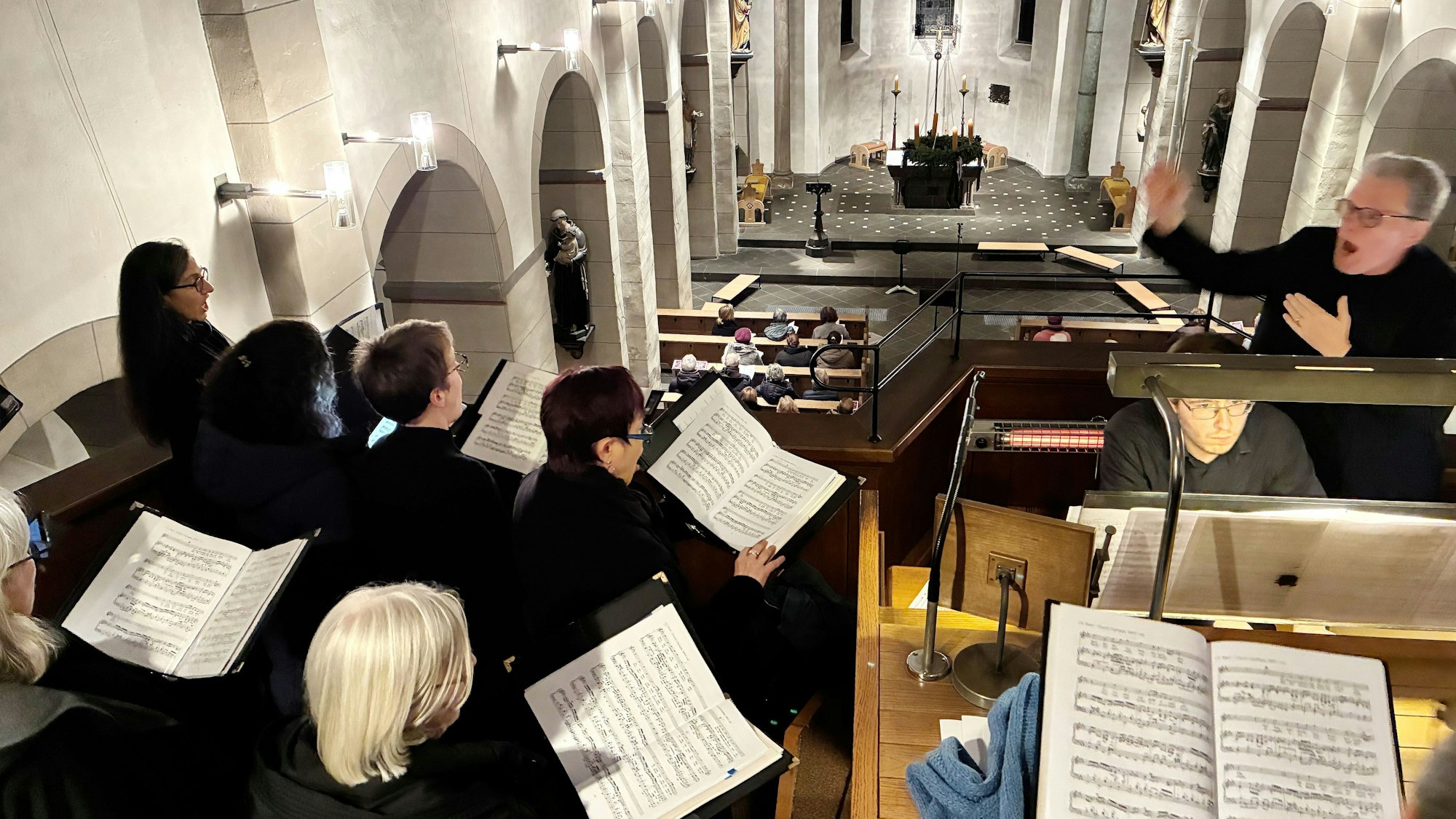 Auf der Empore: Der Europäische Kammerchor aus Köln sang unter dem Titel „Advent – Hoffnung – Licht“ in der katholischen Kirche St. Nikolaus in Wipperfürth unter anderem eine Kantate von Johann Sebastian Bach.