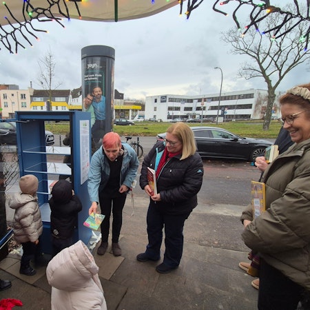 Neuer blauer Bücherschrank vor Kita Mülheimer Rasselbande eingeweiht.