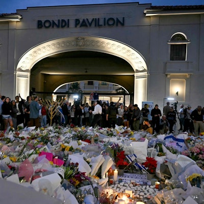 Am Bondi Beach in Sydney haben Trauernde ein Blumenmeer hinterlassen.
