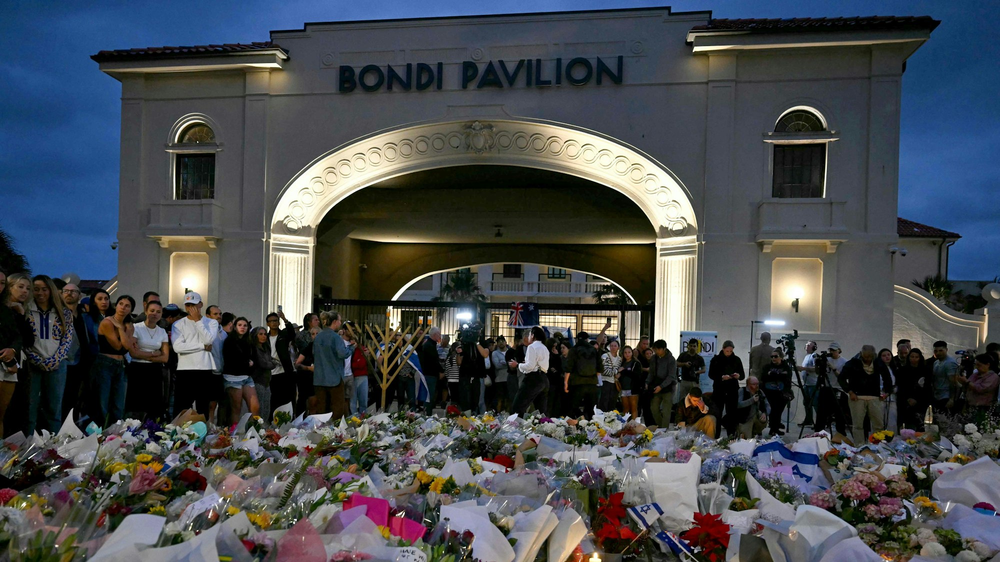 Am Bondi Beach in Sydney haben Trauernde ein Blumenmeer hinterlassen.