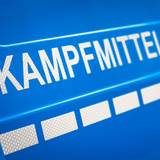 Der Schriftzug „Kampfmittelbeseitigung“ ist an einem Einsatzfahrzeug zu lesen. (Archivbild)