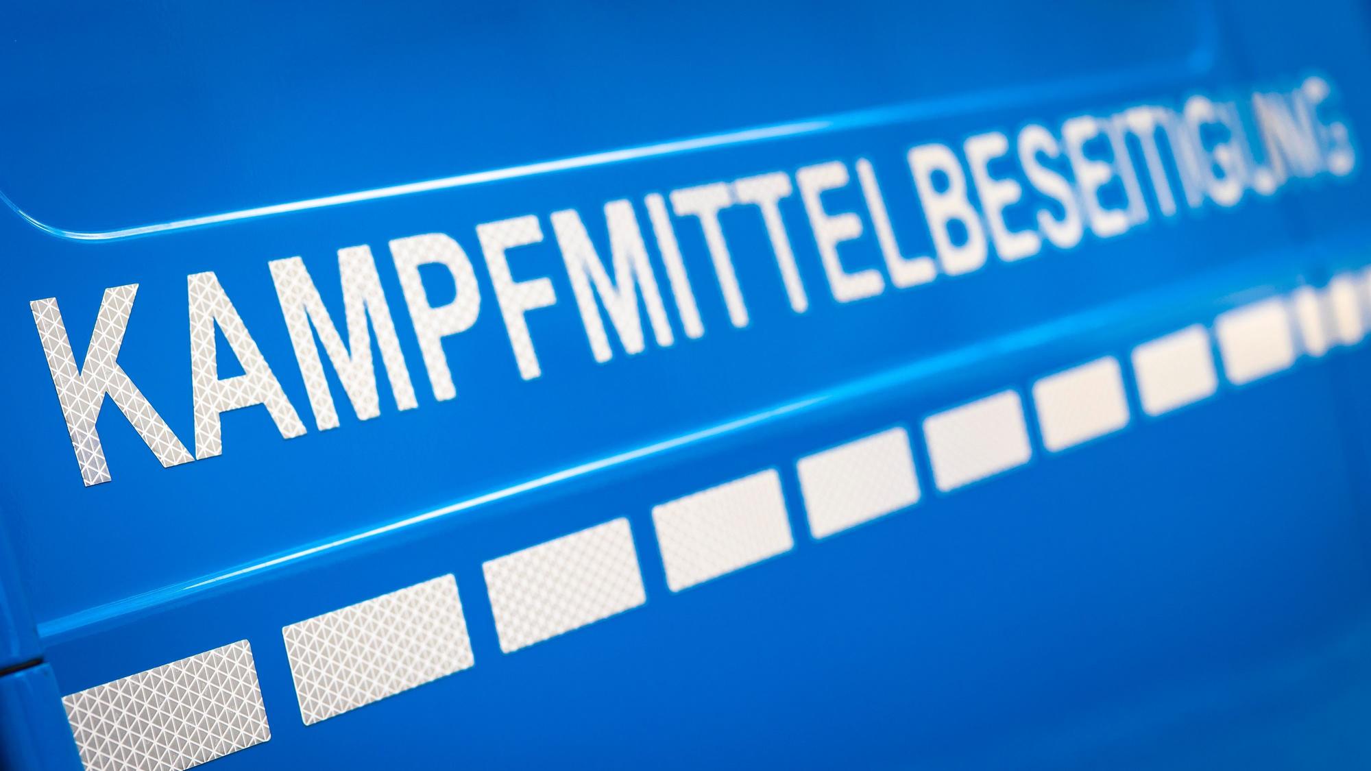 Der Schriftzug „Kampfmittelbeseitigung“ ist an einem Einsatzfahrzeug zu lesen. (Archivbild)