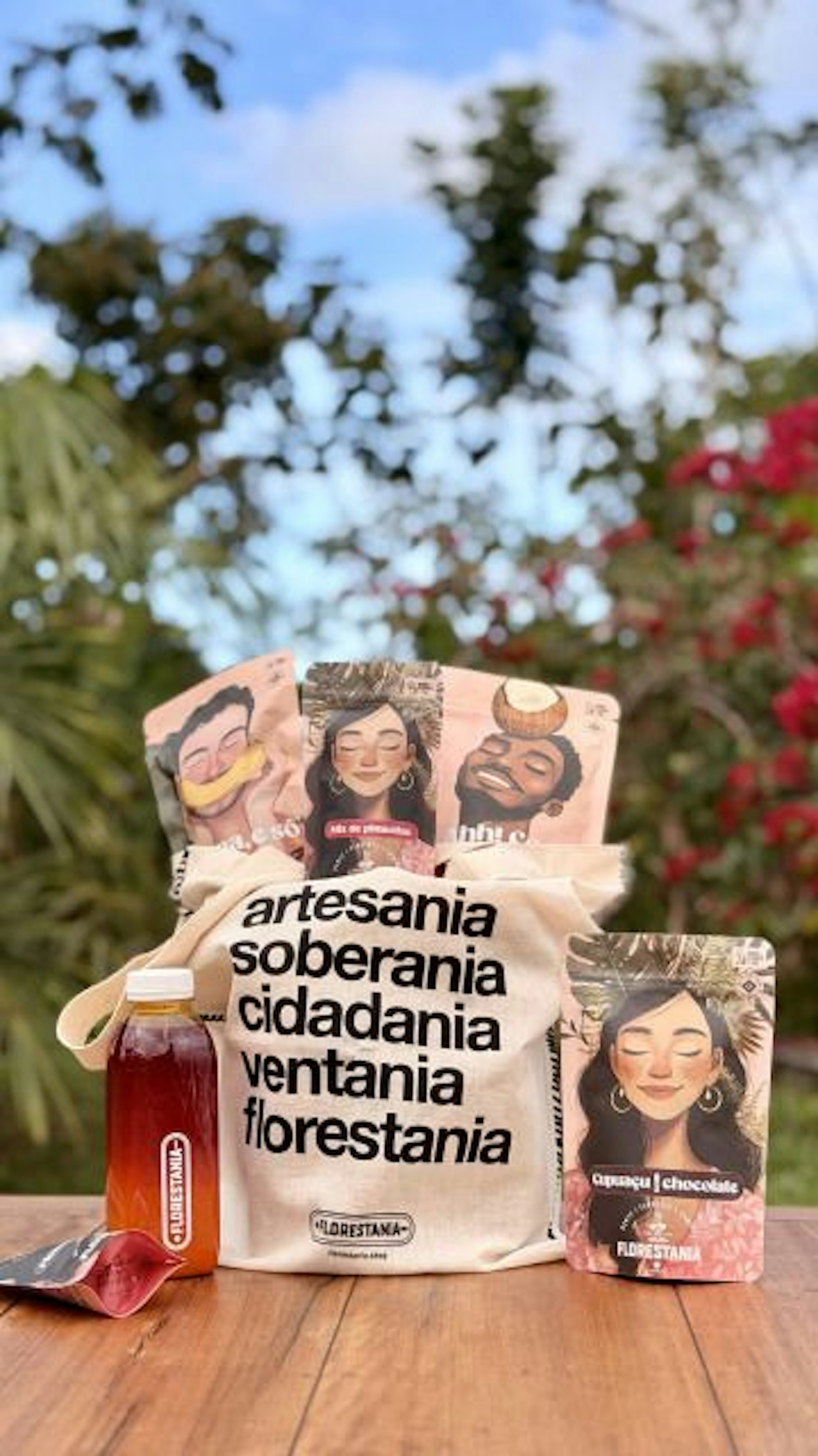 Pakete mit Kaffee und Pfeffer stehen auf einem Holztisch.