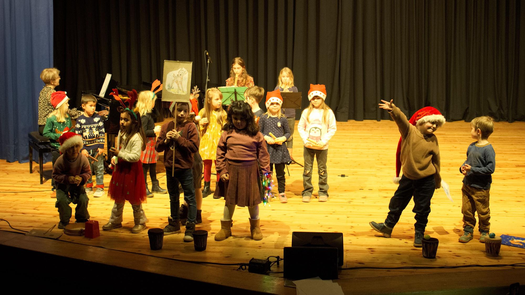 Kinder singen und tanzen.