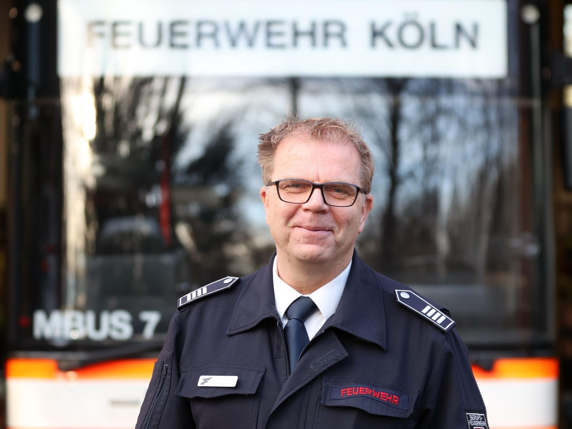 09.12.2025, Köln: „Unfallfrei statt Böllerei“ Feuerwehr zeigt Kindern die Gefahren durch Feuerwerk. Ulrich Laschet (Pressesprecher der Feuerwehr Köln). Foto: Martina Goyert