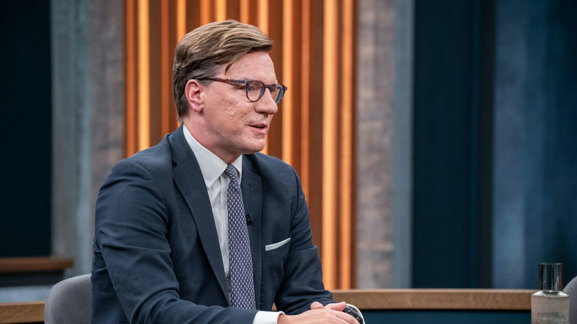 Politikwissenschaftler Nico Lange forderte bei „Caren Miosga“ eine starke Rolle Europas bei den Verhandlungen über den Frieden in der Ukraine. (Bild: NDR / Thomas Ernst)