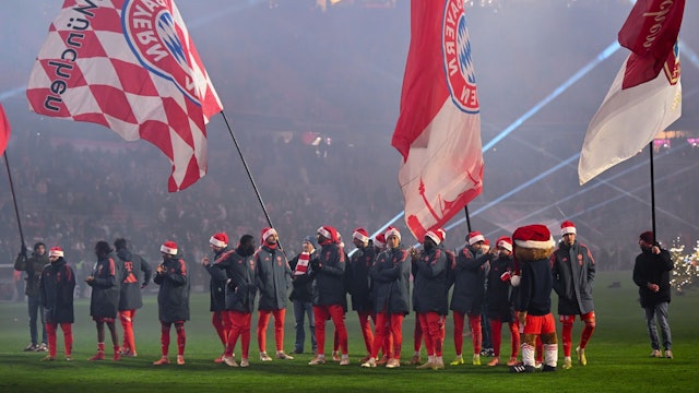 Nicht als Sieger zur Weihnachtsfeier im Stadion: Die Stars des FC Bayern.