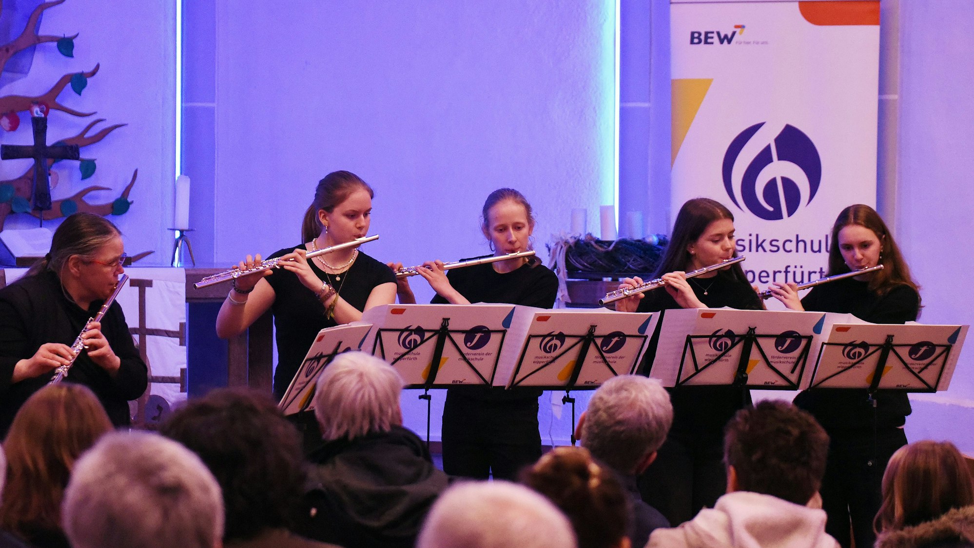 In höchsten Tönen: Beim Adventskonzert der Musikschule Wipperfürth in der evangelichen Kirche leitete Heike Gorny das Flötenensemble.