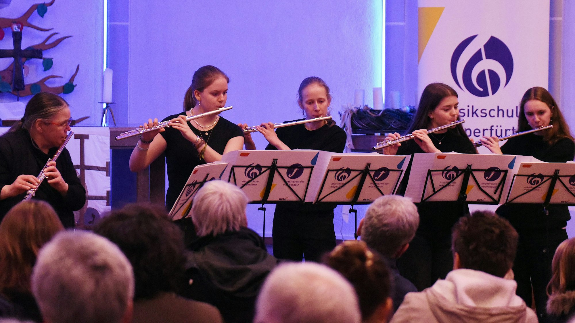 Junge Flötenspielerinnen im Konzert.