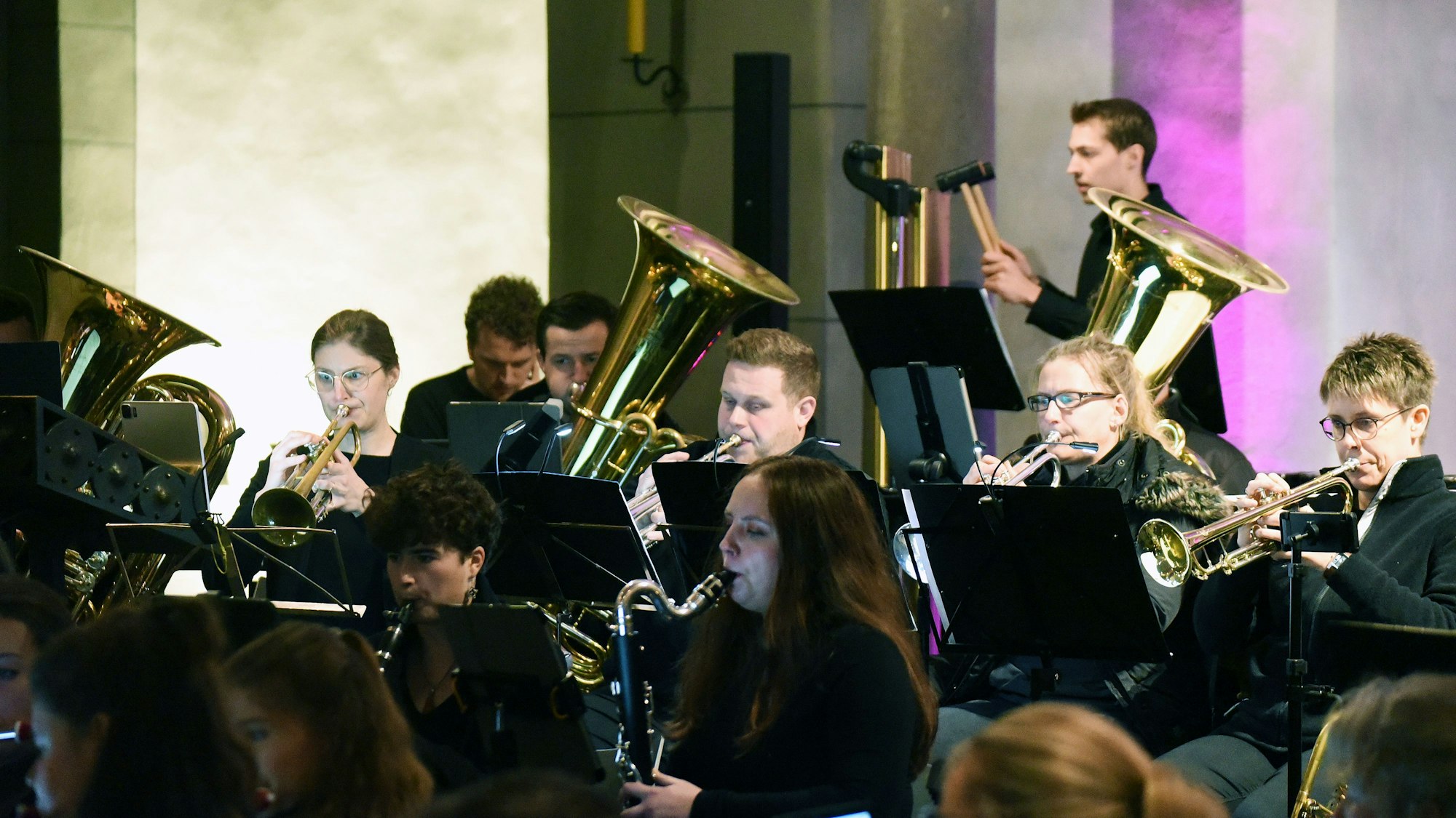 In Aktion: Der Musikverein Dohrgaul hatte in der Wipperfürther Nikolaus-Kirche unter anderem die Filmmusik von „Kevin allein zu Haus“ im Programm.