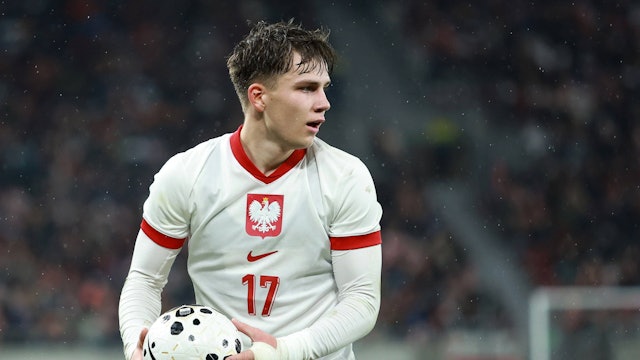 Oskar Pietuszewski hat einen Ball in der Hand und schaut zur Seite.