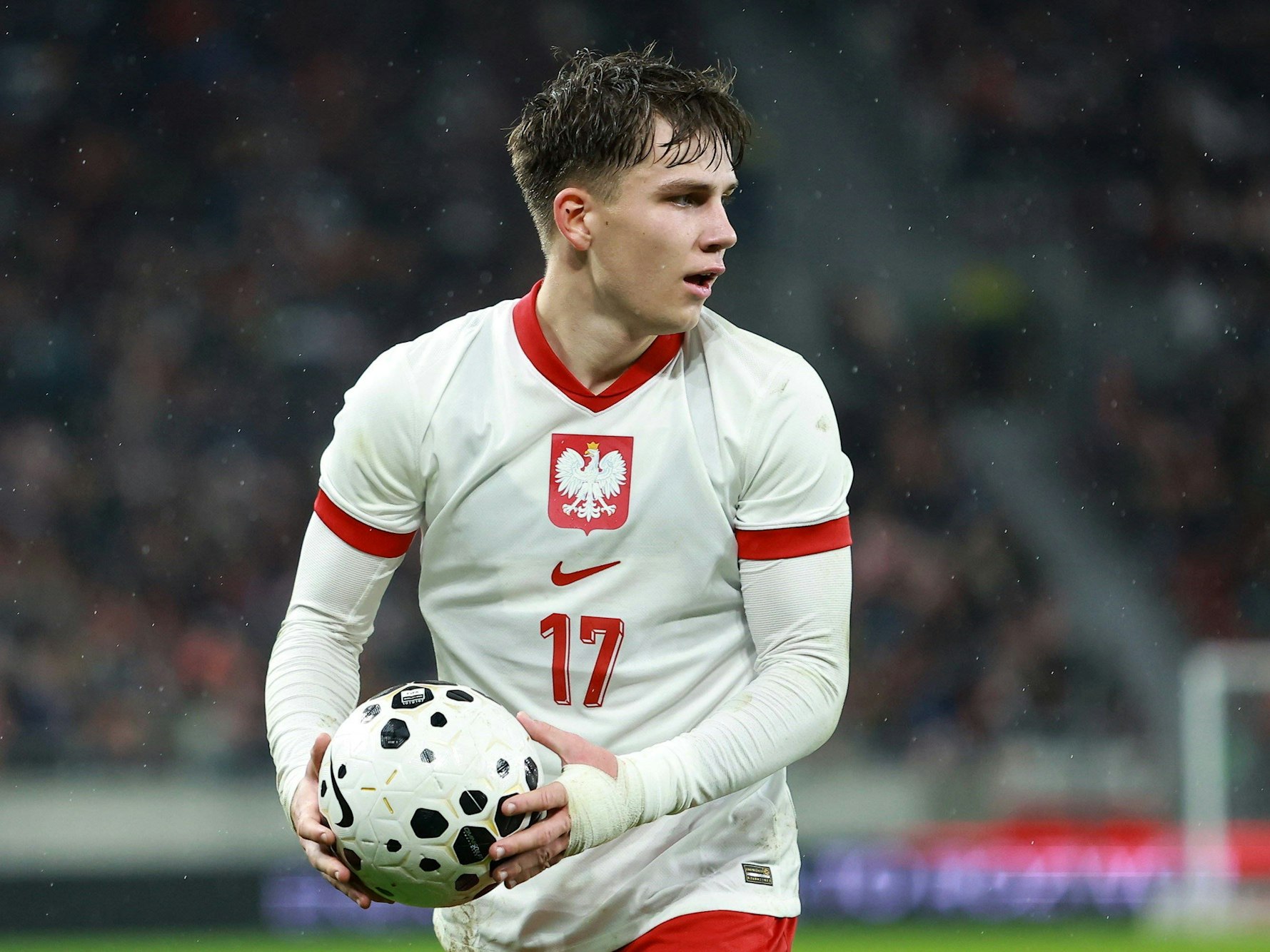 Oskar Pietuszewski hat einen Ball in der Hand und schaut zur Seite.