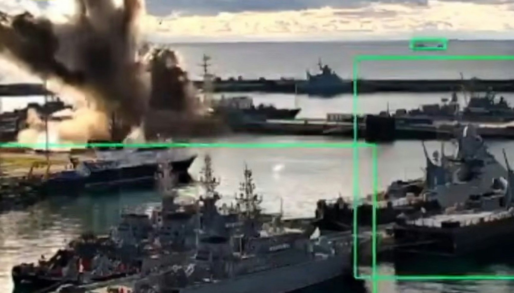 Auf einem vom ukrainischen Geheimdienst veröffentlichten Video ist eine massive Explosion zu sehen, bei der ein russisches U-Boot zerstört worden sein soll.