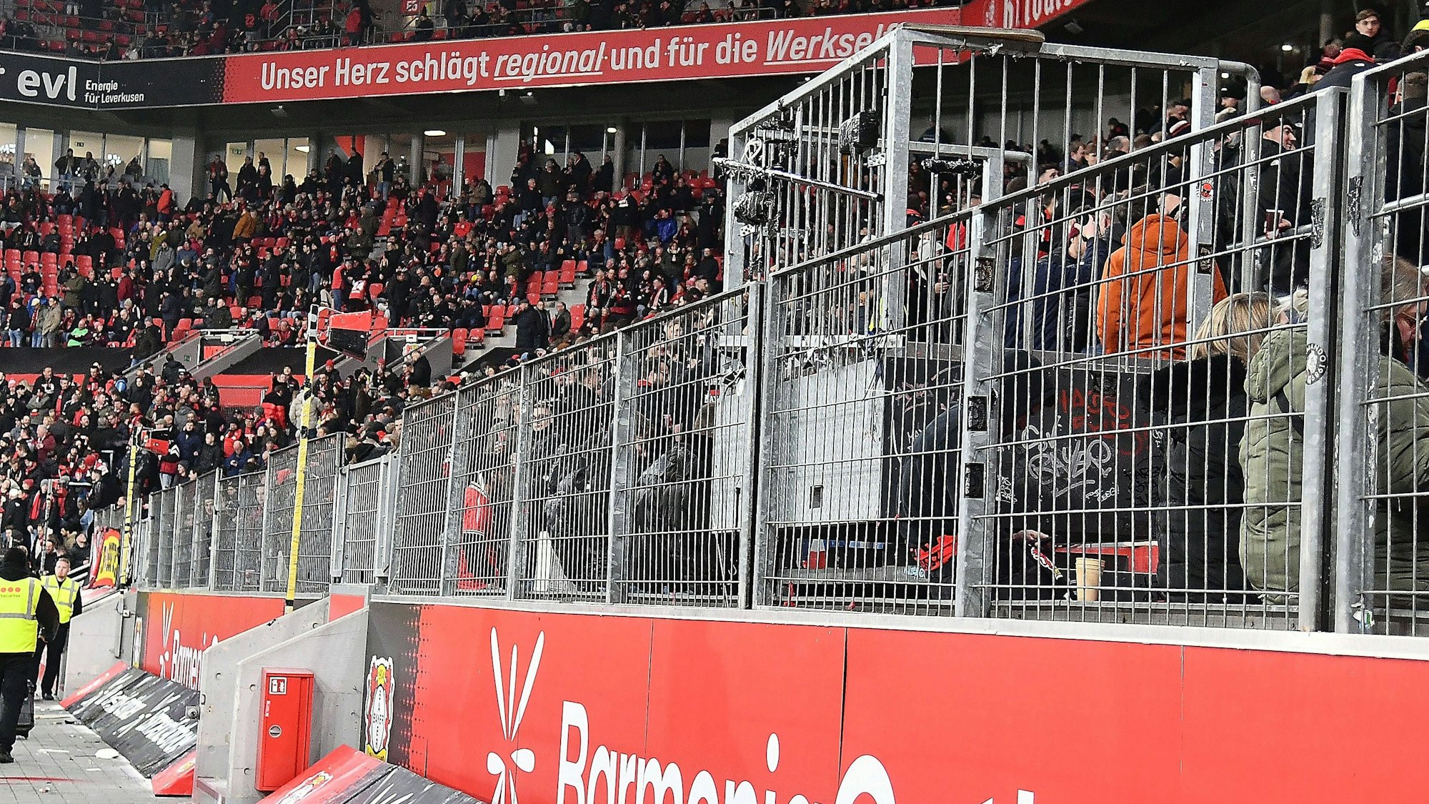 Der verlassene Posten des Vorsängers – die Leverkusener Ultras verließen bei der Partie gegen den 1. FC Köln kurz nach dem Anpfiff ihren Block.