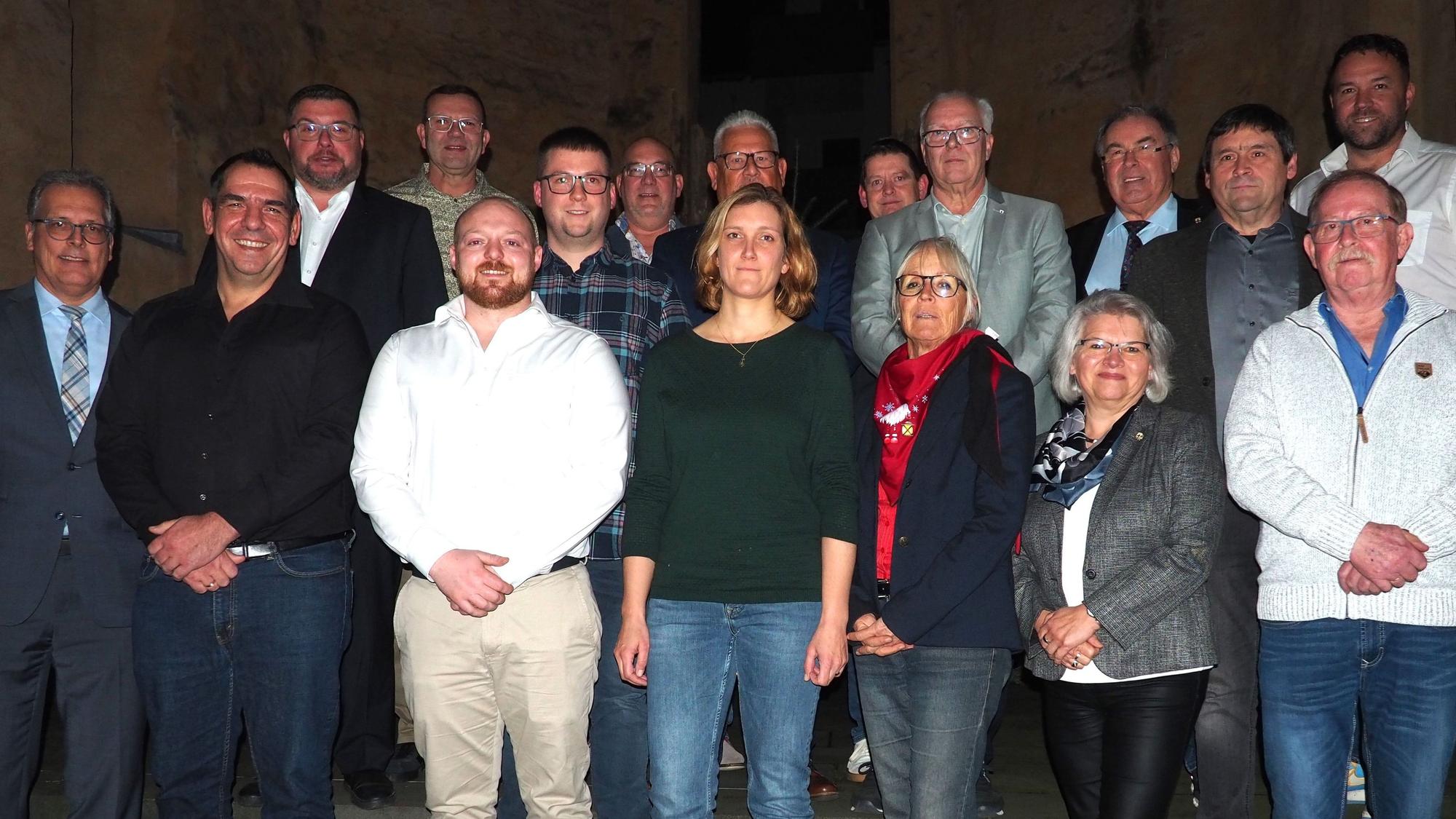 Die neuen Ortsvorsteher haben sich zum Gruppenbild aufgestellt.