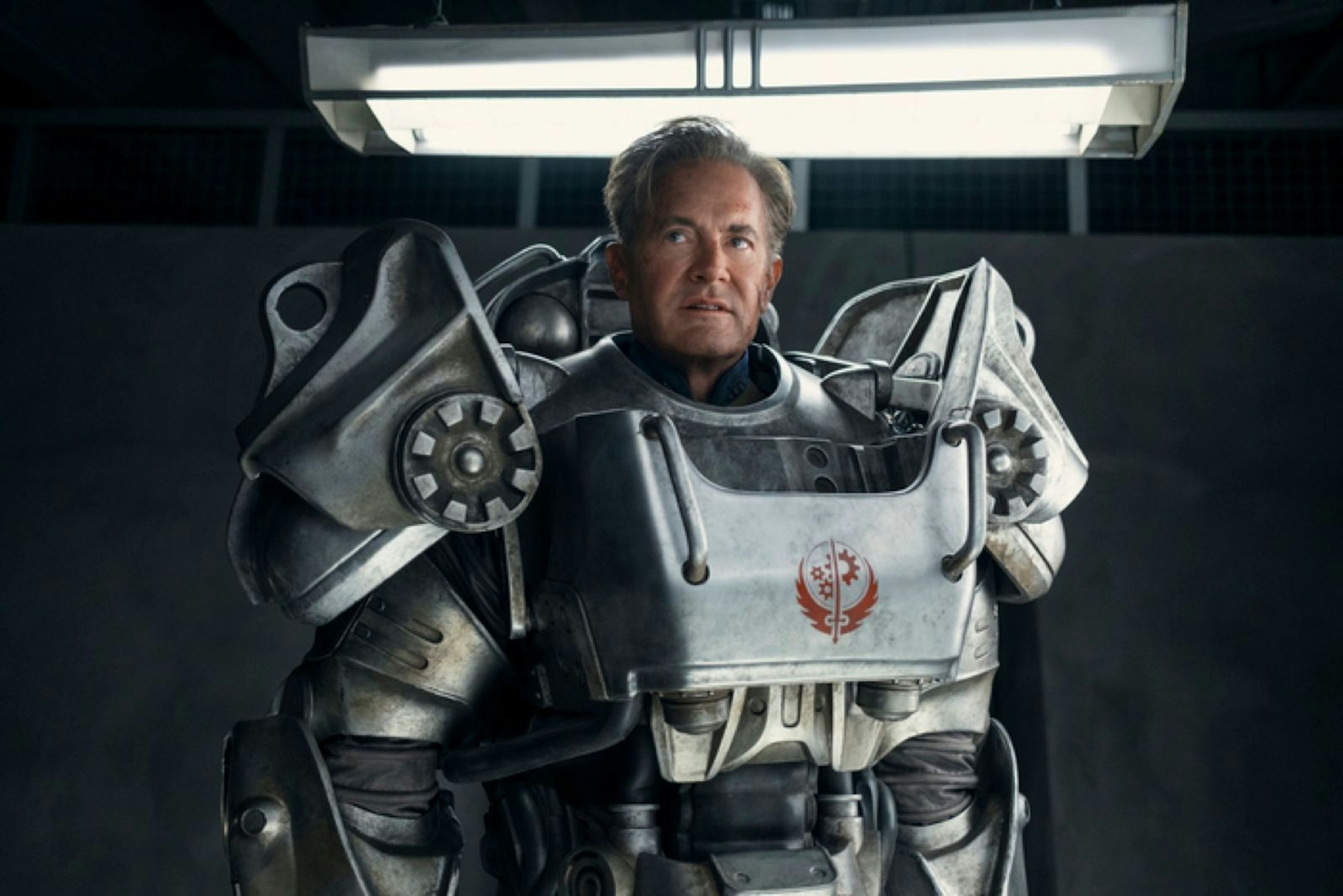 Lucys Vater Hank (Kyle MacLachlan) konnte am Ende der ersten Staffel in der mechanischen Rüstung entkommen und floh nach New Vegas. (Bild: © Lorenzo Sisti / Prime Video)