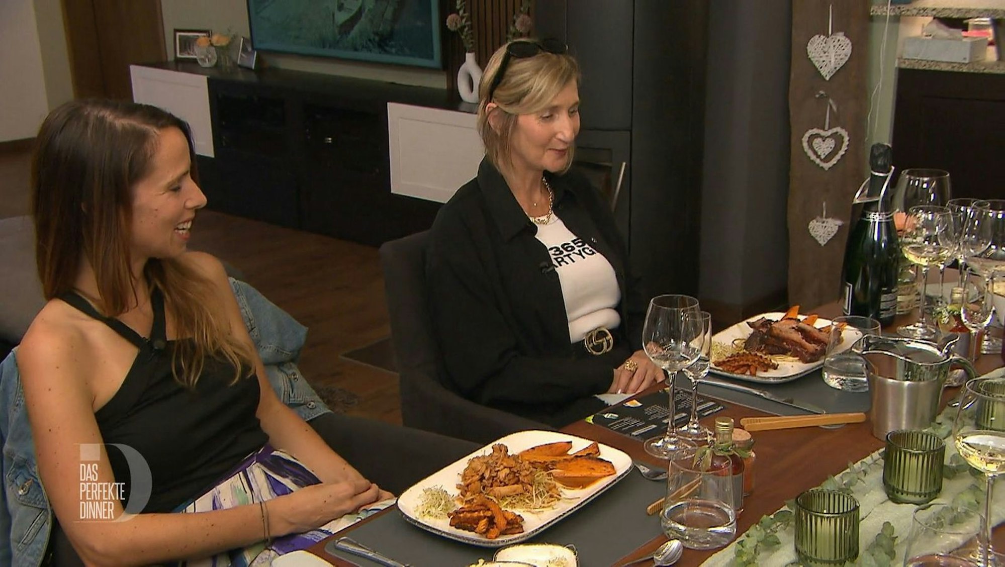 Jenni (links) und Bianca freuen sich über Jürgens Hauptgang vom Grill. (Bild: RTL)