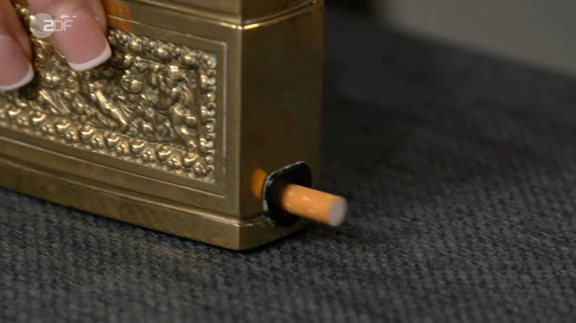 Vor allem der fahrbare Zigarettenhalter sorgte bei „Bares für Rares“ für Begeisterung.
