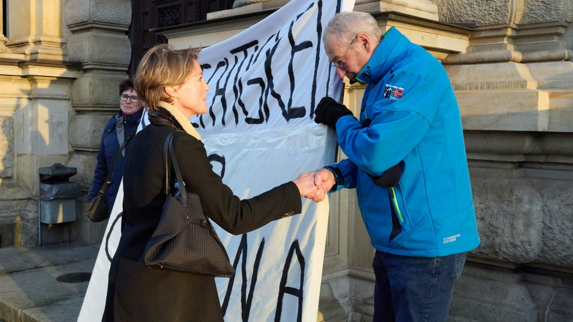 Auch am 26. Verhandlungstag sind Unterstützer von Christina Block zum Landgericht gekommen.