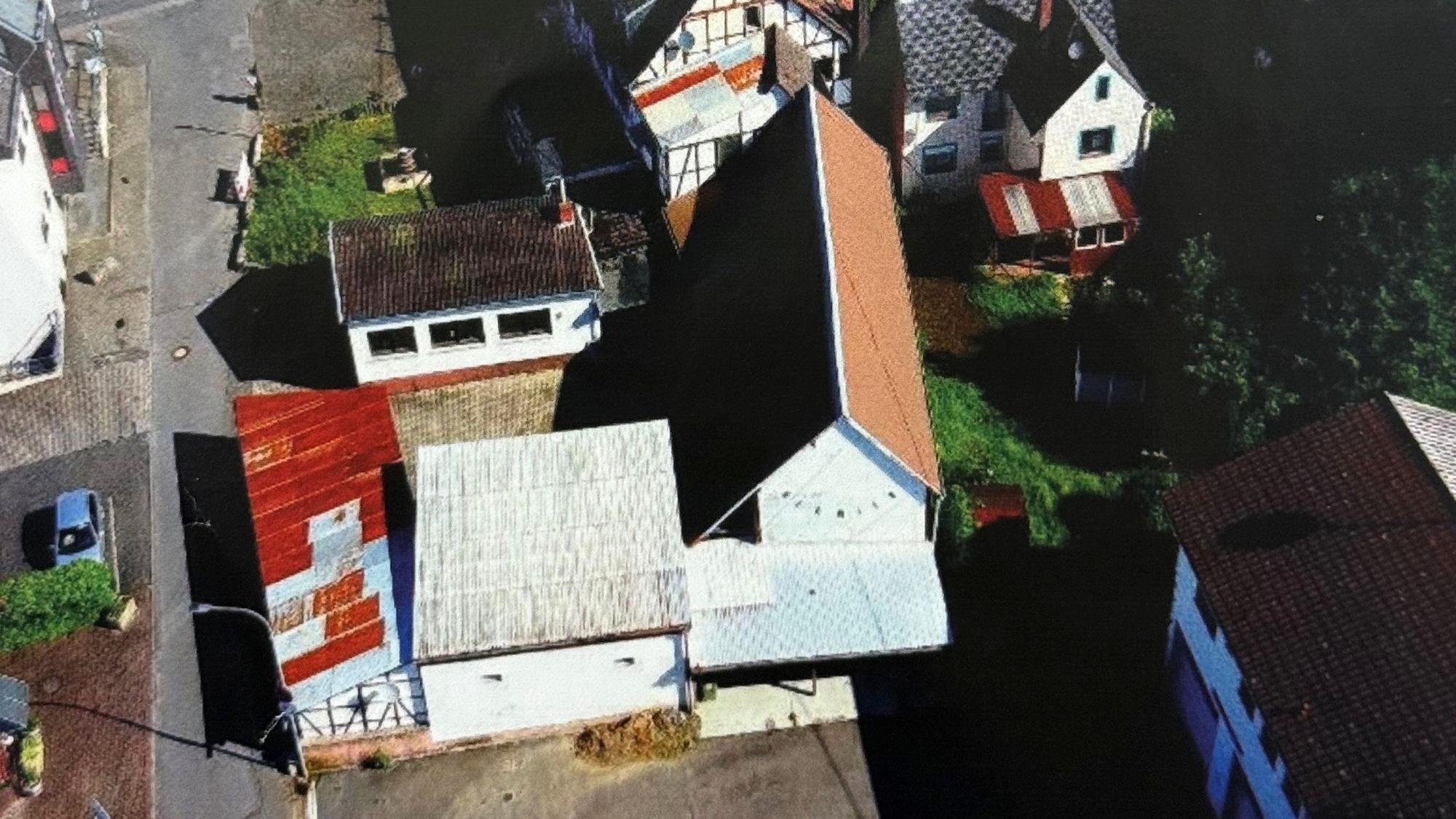 Die Stallungen des Siegtaler Hofs (unten) und das kleine weiße Haus mit den drei Fenstern, in dem Jahrzehnte die Dorfpost untergebracht war, mussten dem neuen Feuerwehrhaus weichen.