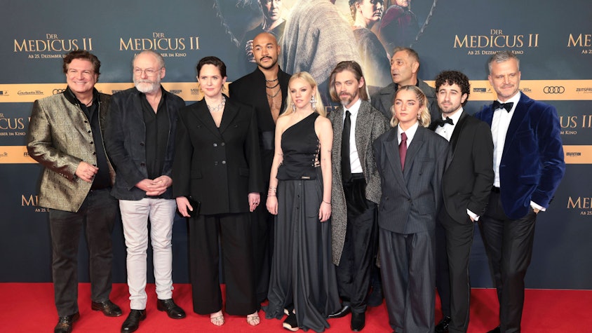 Francis Fulton-Smith, Liam Cunningham, Emily Cox, Malick Bauer, Aine Rose Daly, Tom Payne, Gast, Rosie Boore, Jaouhar Ben Ayed und Mate Haumann bei der Weltpremiere von Der Medicus II / The Physician II im Cinedom. Köln, 15.12.2025 *** Francis Fulton Smith, Liam Cunningham, Emily Cox, Malick Bauer, Aine Rose Daly, Tom Payne, guest, Rosie Boore, Jaouhar Ben Ayed and Mate Haumann at the world premiere of Der Medicus II The Physician II at Cinedom Cologne, 15 12 2025 Foto:xR.xSchmiegeltx/xFuturexImagex medicus_5335
