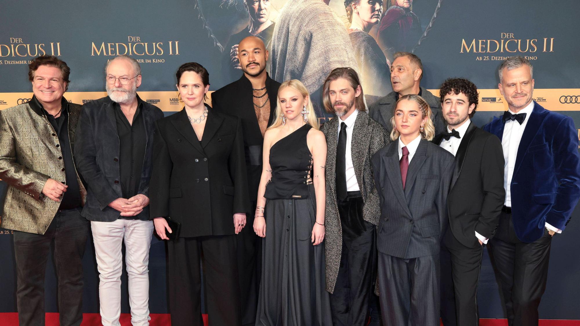 Francis Fulton-Smith, Liam Cunningham, Emily Cox, Malick Bauer, Aine Rose Daly, Tom Payne, Gast, Rosie Boore, Jaouhar Ben Ayed und Mate Haumann bei der Weltpremiere von Der Medicus II / The Physician II im Cinedom. Köln, 15.12.2025 *** Francis Fulton Smith, Liam Cunningham, Emily Cox, Malick Bauer, Aine Rose Daly, Tom Payne, guest, Rosie Boore, Jaouhar Ben Ayed and Mate Haumann at the world premiere of Der Medicus II The Physician II at Cinedom Cologne, 15 12 2025 Foto:xR.xSchmiegeltx/xFuturexImagex medicus_5335