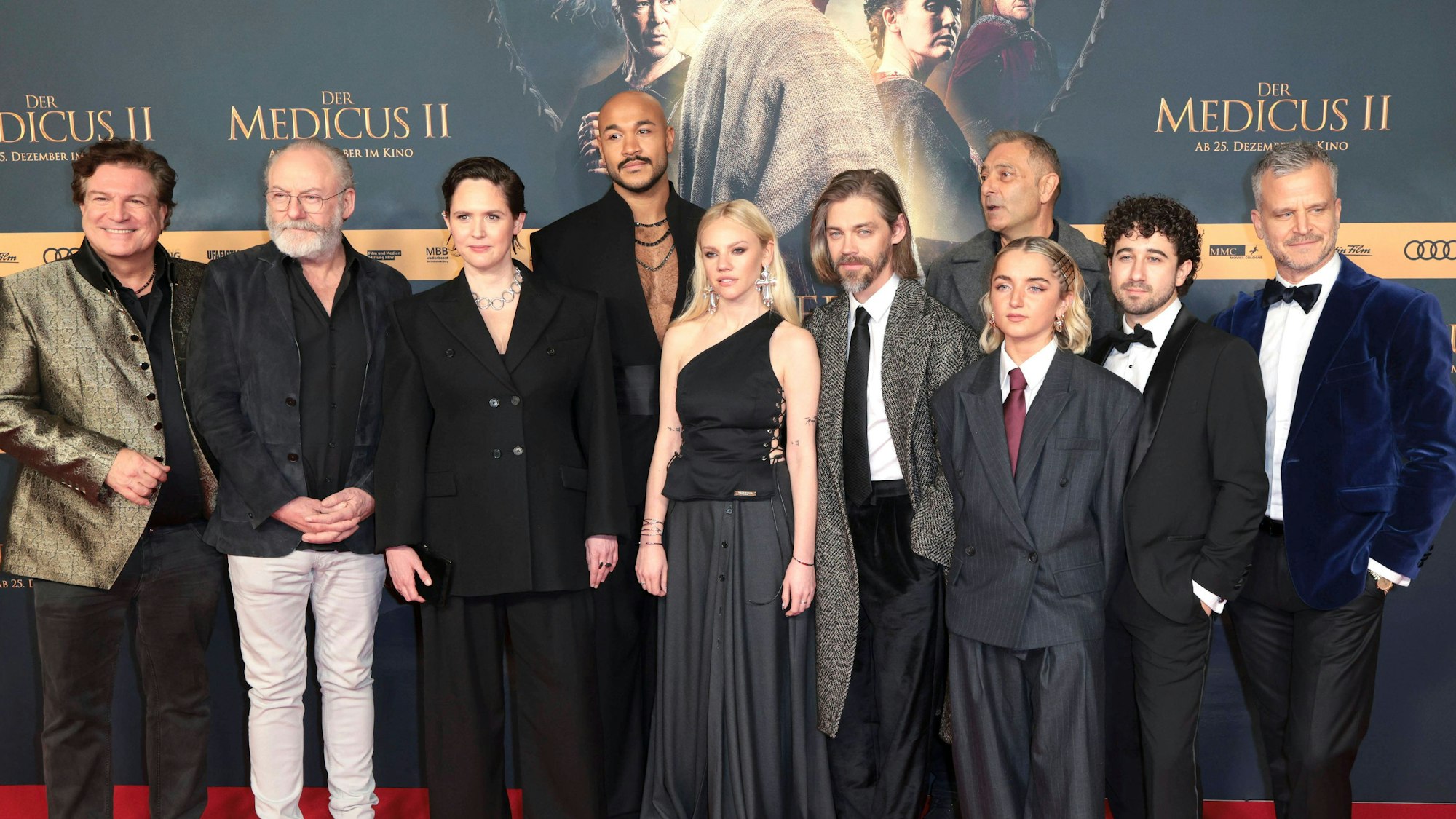 Francis Fulton-Smith, Liam Cunningham, Emily Cox, Malick Bauer, Aine Rose Daly, Tom Payne, Gast, Rosie Boore, Jaouhar Ben Ayed und Mate Haumann bei der Weltpremiere von Der Medicus II / The Physician II im Cinedom. Köln, 15.12.2025 *** Francis Fulton Smith, Liam Cunningham, Emily Cox, Malick Bauer, Aine Rose Daly, Tom Payne, guest, Rosie Boore, Jaouhar Ben Ayed and Mate Haumann at the world premiere of Der Medicus II The Physician II at Cinedom Cologne, 15 12 2025 Foto:xR.xSchmiegeltx/xFuturexImagex medicus_5335