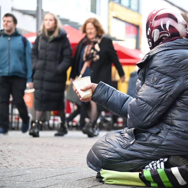 Eine Bettlerin in der Kölner Innenstadt.