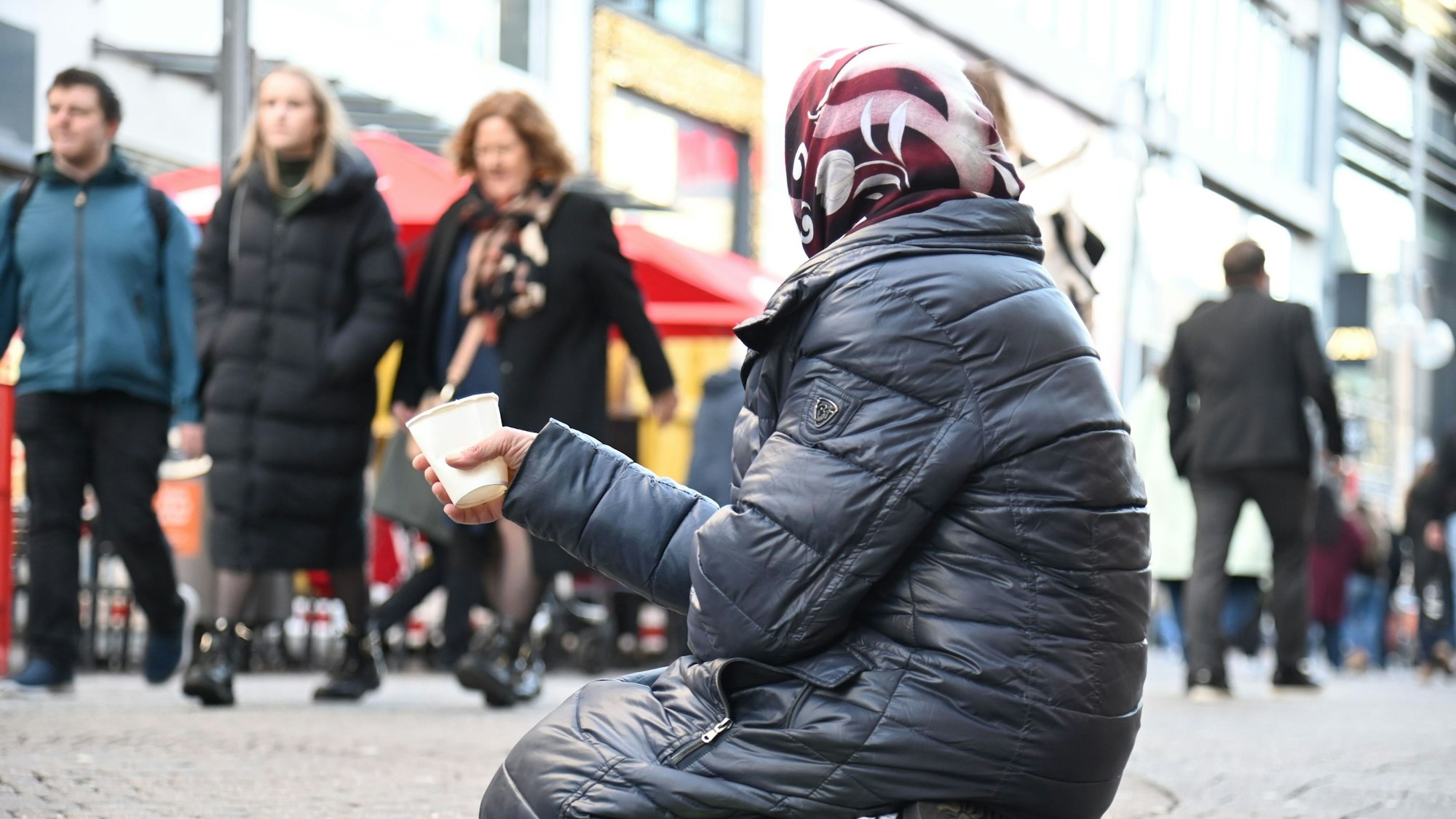 Rosa (Name geändert) bettelt seit rund fünf Jahren in Köln.