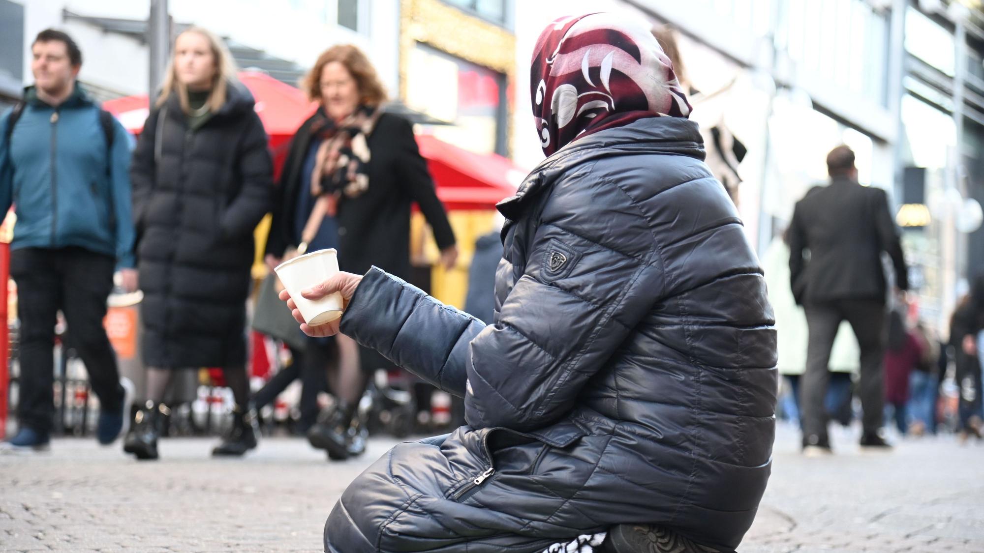 Eine Bettlerin in der Kölner Innenstadt.