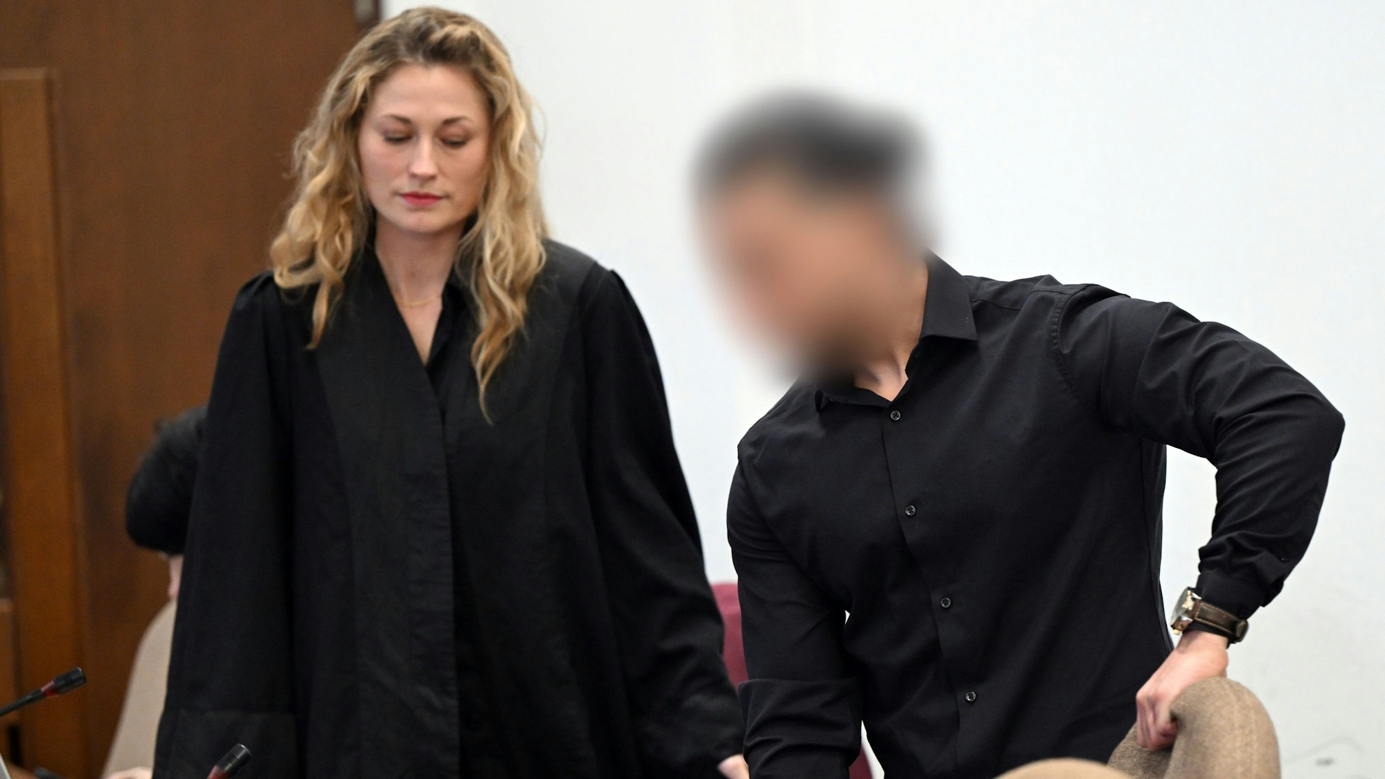 Der Mitangeklagte Khedir K. mit seiner Verteidigerin Pina Klara