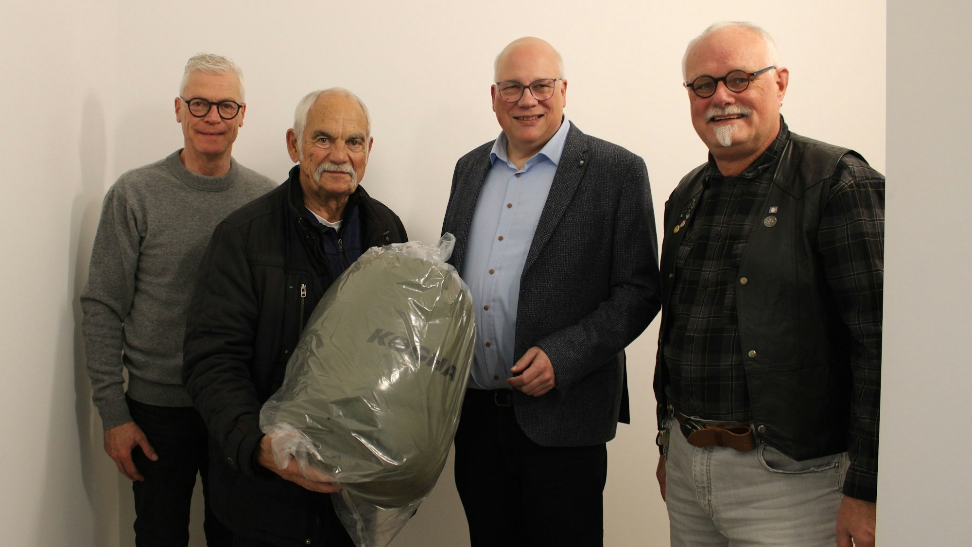 Karl-Josef Schmitz und Ulrich Marsitz von der Stiftung Nachbarschaftshilfe Rhein-Sieg, Markus Kühn (Geschäftsführer SKM Rhein-Sieg) und Bert Becker (Fachbereichsleitung Wohnungslosenhilfe SKM)